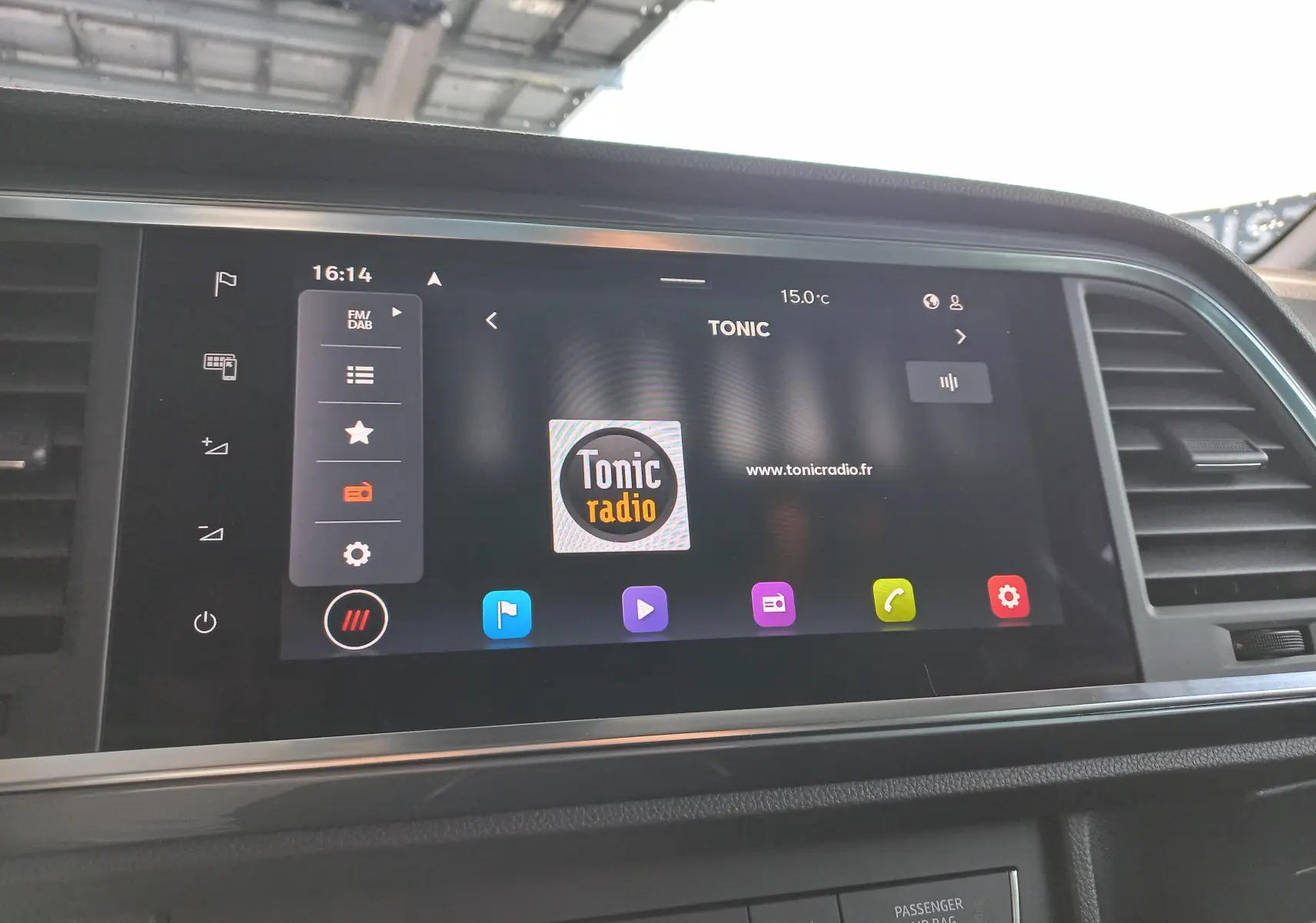 Écran tactile central du tableau de bord du SEAT Ateca 2025 affichant la radio Tonic en intérieur noir.