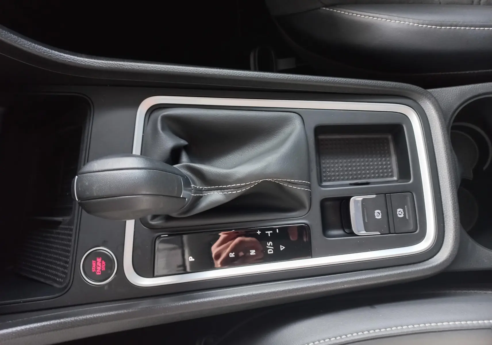 Le levier de vitesse automatique noir avec coutures blanches du SEAT Ateca 2.0 TDI 150 DSG7 Copa 2025.