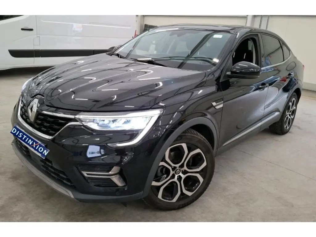 Renault Arkana noir 2022 en 3/4 avant droit, avec phares allumés et jantes alliage distinctives.