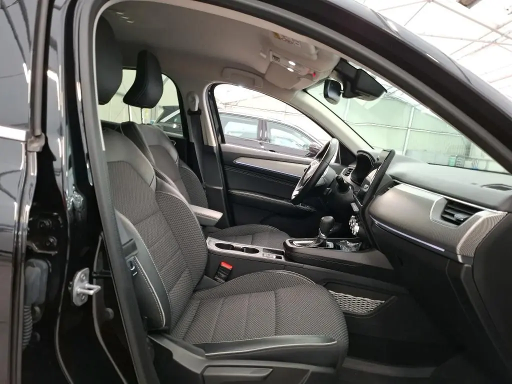 Intérieur du Renault Arkana 1.6 E-Tech 145ch Intens 2022 en noir, vue côté gauche sur les sièges et le tableau de bord moderne.