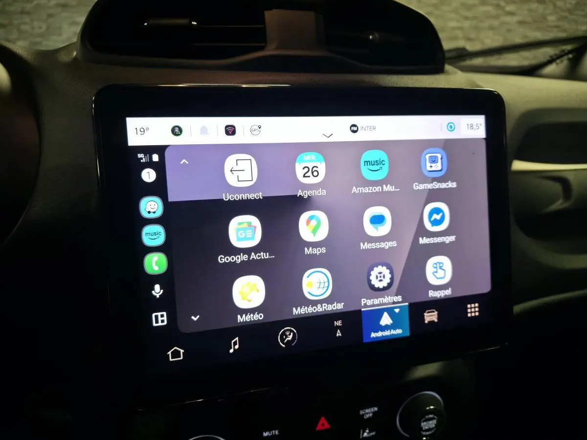 Écran tactile central affichant Android Auto dans l'habitacle du Jeep Renegade 2024 gris.