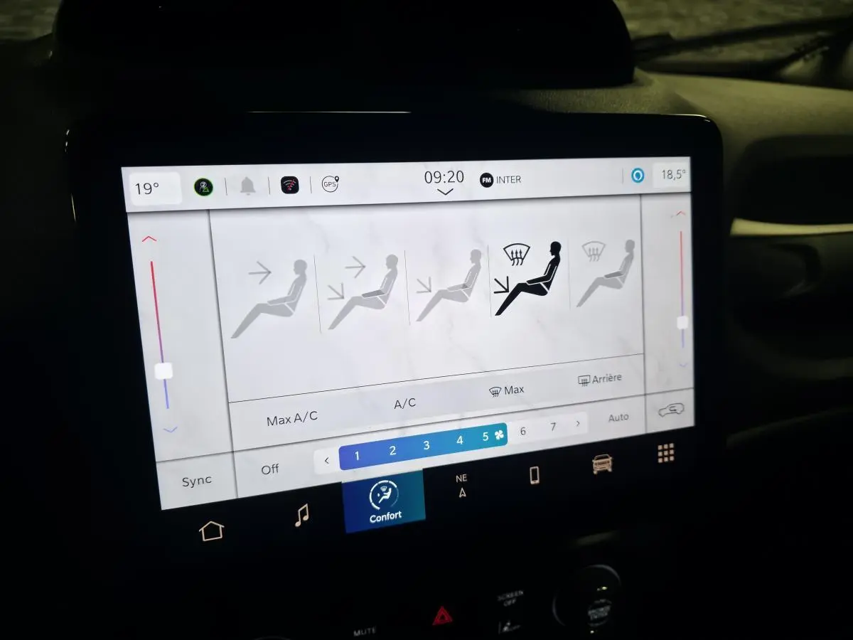 Écran tactile du système de climatisation du Jeep Renegade 2024 affichant les réglages de ventilation et température.