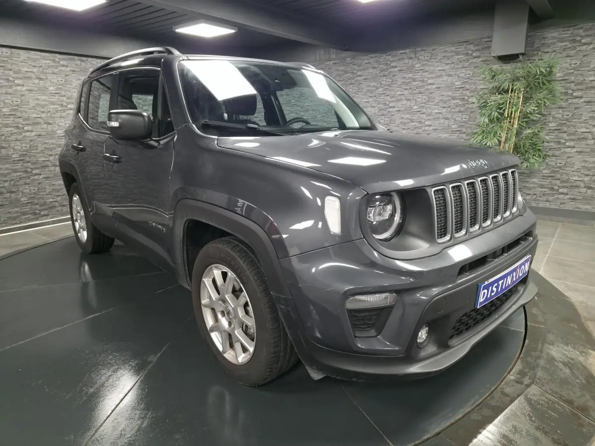 Jeep Renegade gris métallisé en 3/4 avant droit avec calandre noire mate et jantes alliage 17 pouces.