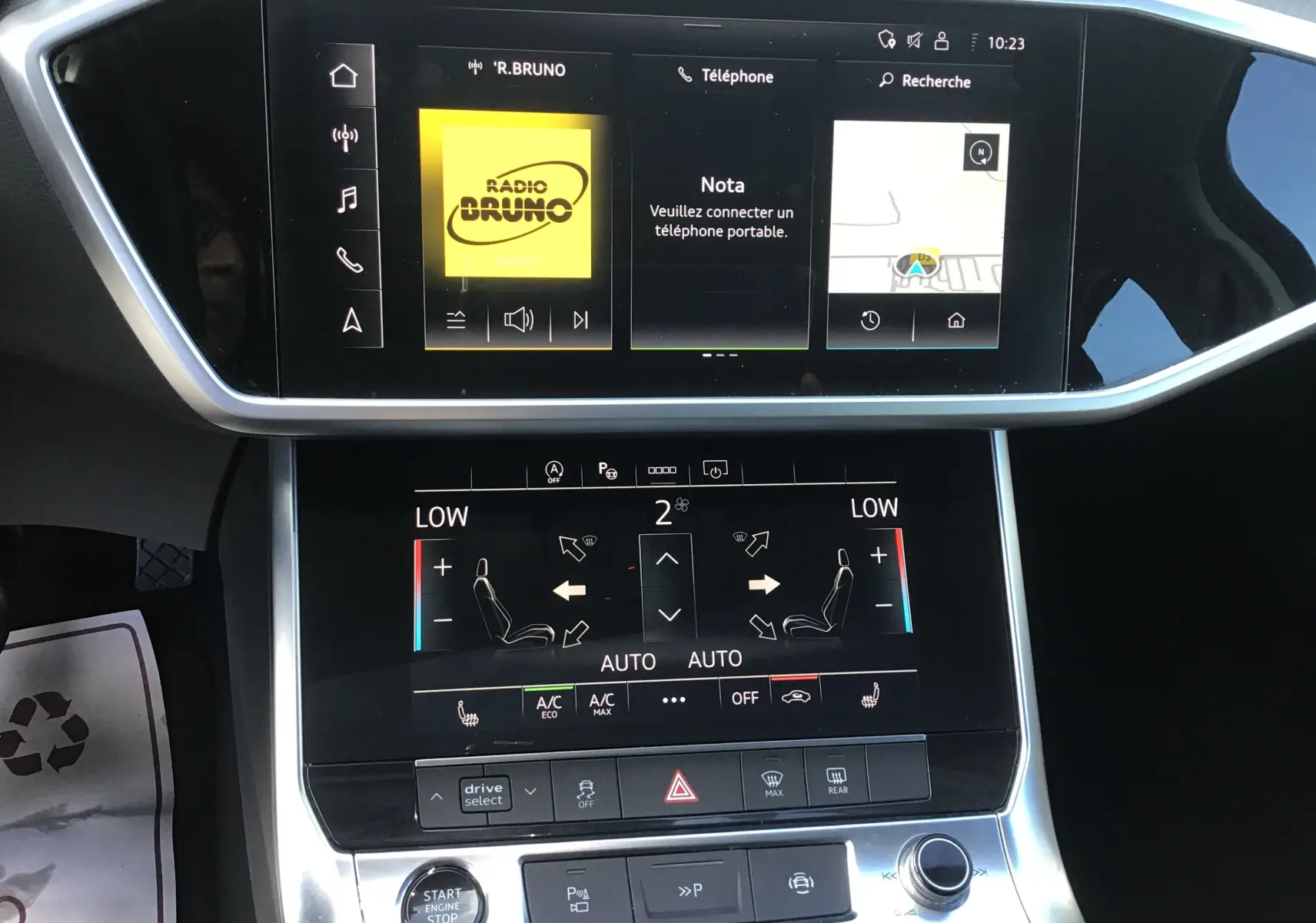 Vue rapprochée de l’écran tactile central et de la console de l’Audi A6 Avant 2022, affichant la climatisation et la radio.
