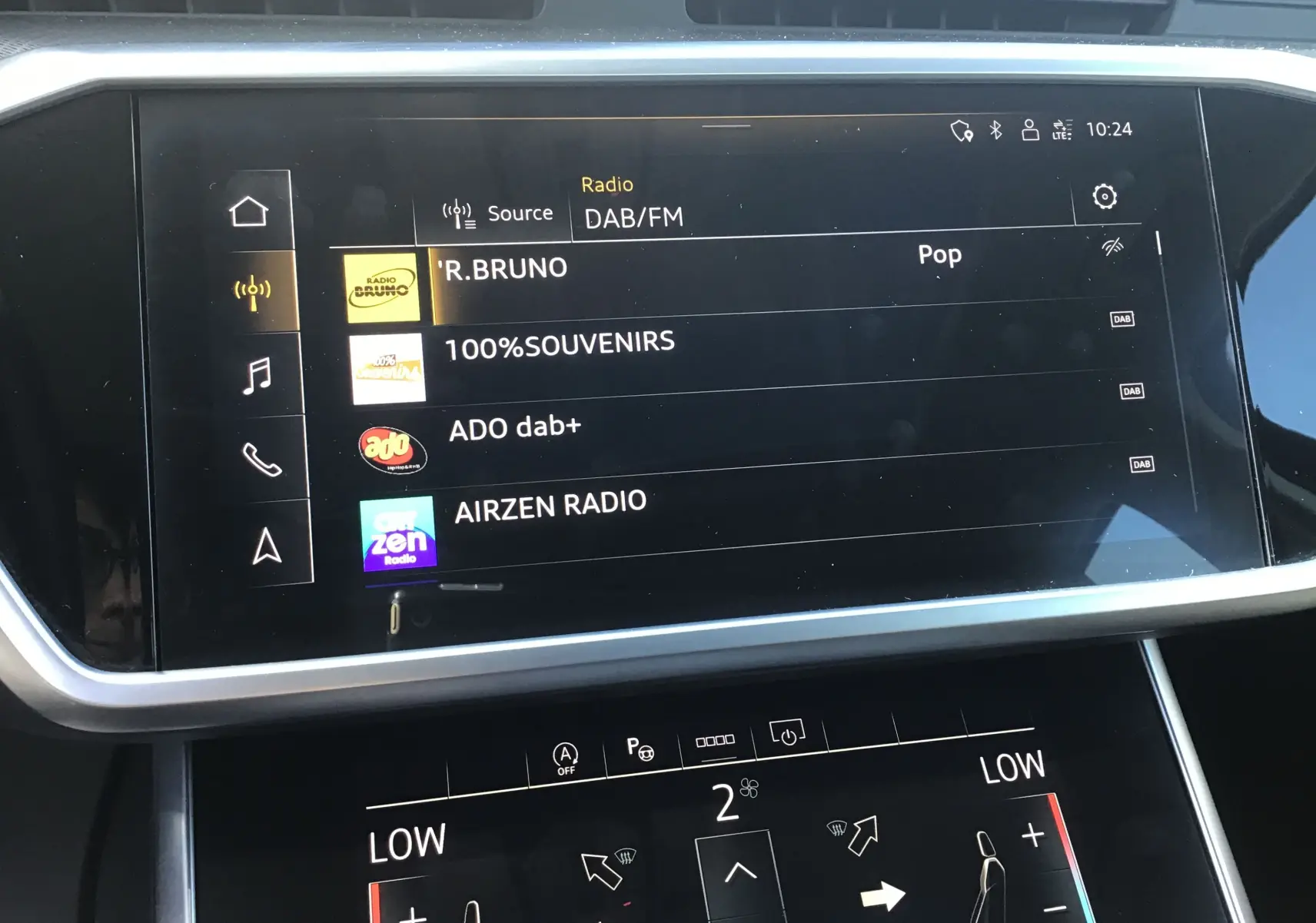 Écran tactile central de l’Audi A6 Avant 40 2.0 TDI 2022 affichant les stations radio DAB/FM en mode clair.