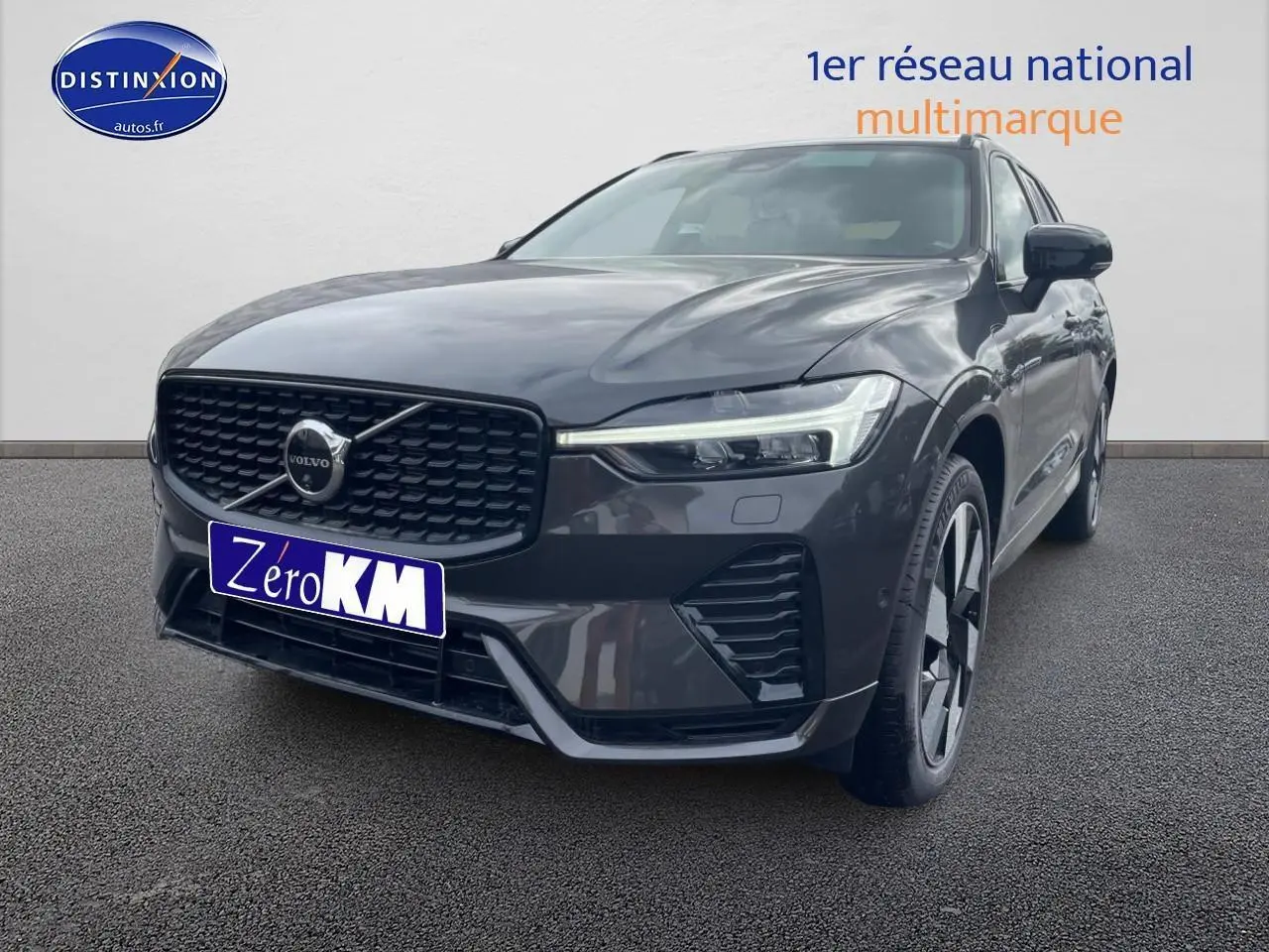 Volvo XC60 T6 gris 3/4 avant droit avec calandre noire et phares LED distinctifs