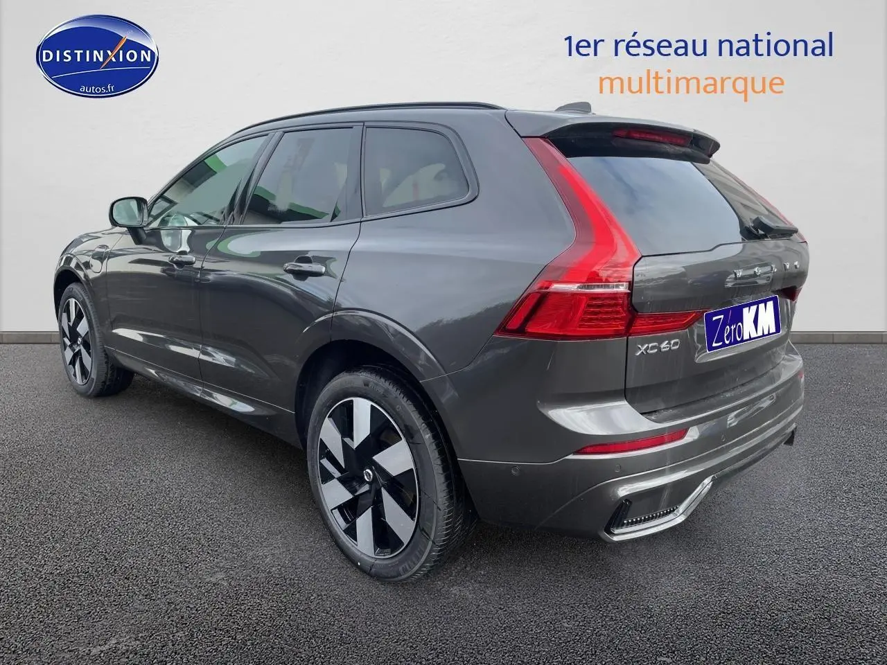 Vue 3/4 arrière droite du Volvo XC60 gris métallisé avec feux LED et jantes alu distinctives.