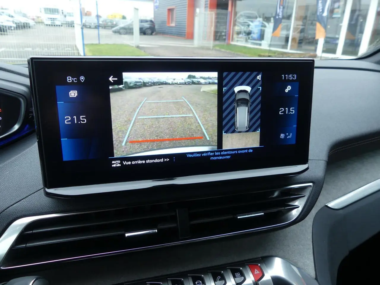 Écran tactile central du Peugeot 5008 GT 2023 montrant la caméra de recul et la vue 360° intérieure.