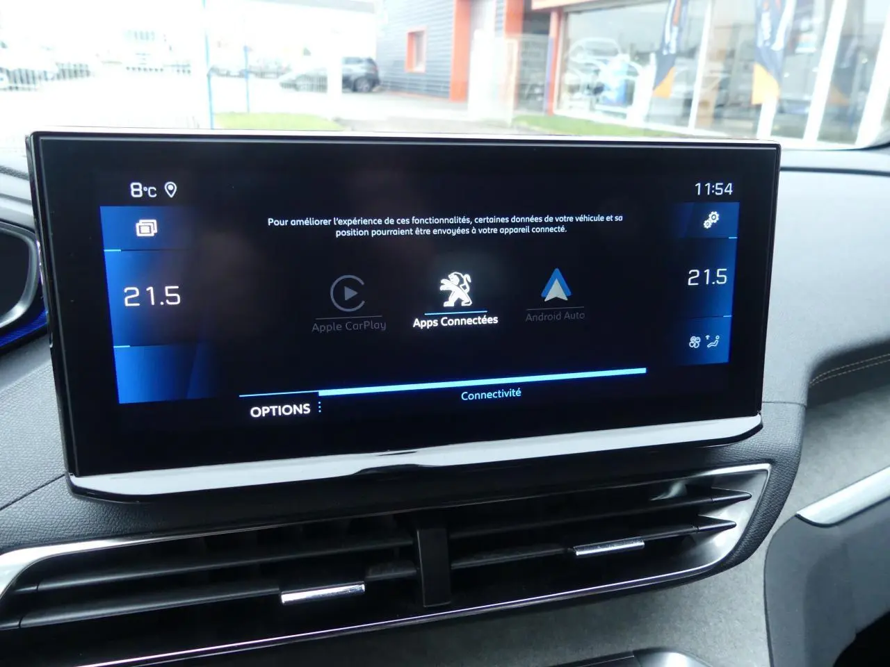 Écran tactile central du Peugeot 5008 GT 2023 affichant la connectivité Apple CarPlay et Android Auto.