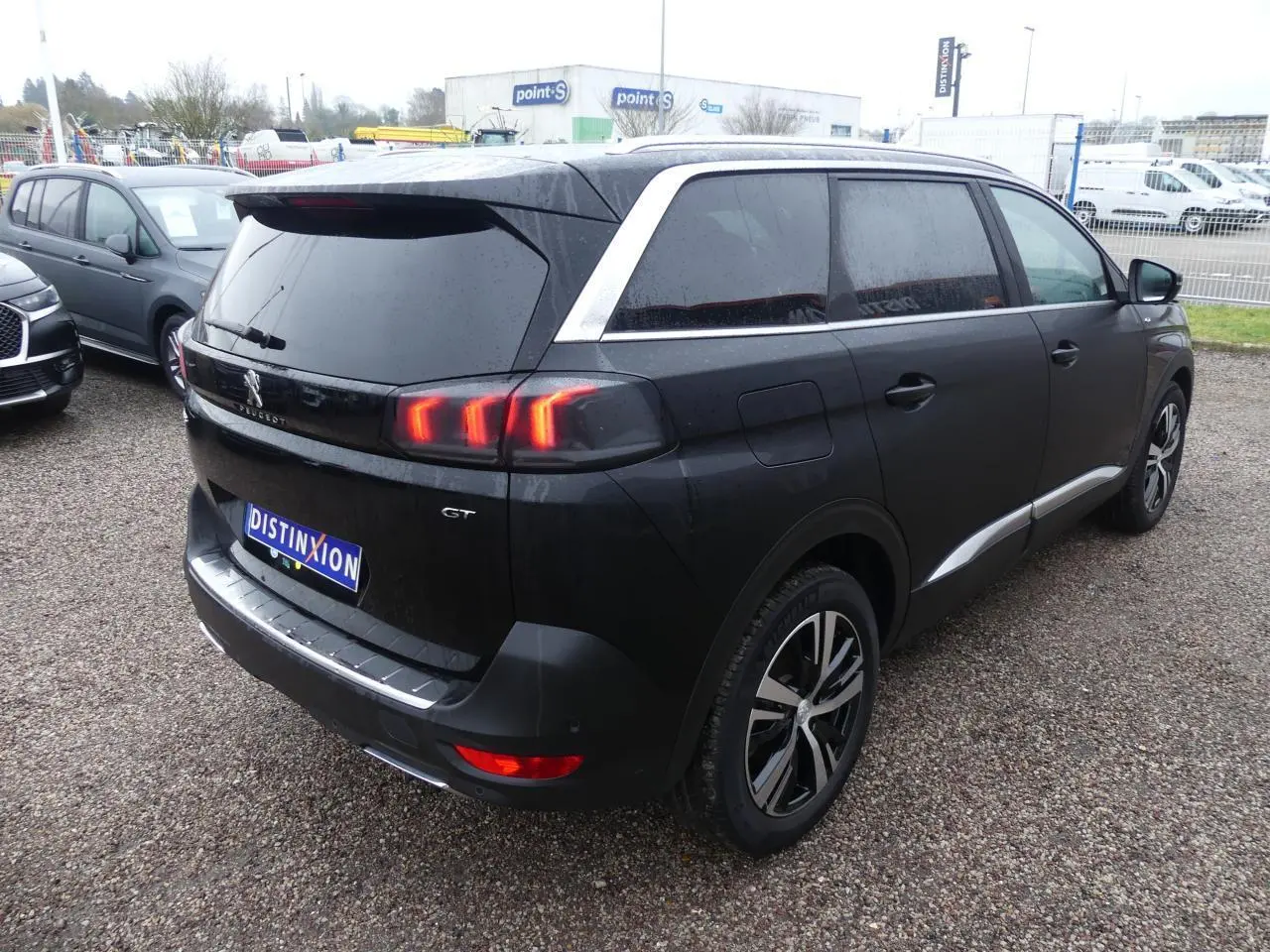 Peugeot 5008 GT noir métallisé vue 3/4 arrière droit avec feux LED 3D et jantes alliage bi-ton diamantées.