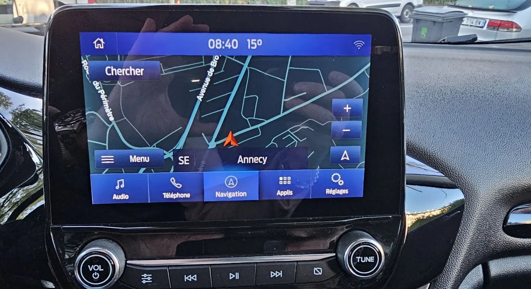 Écran tactile central de la Ford Fiesta 2021 affichant la navigation GPS sur fond noir brillant du tableau de bord.