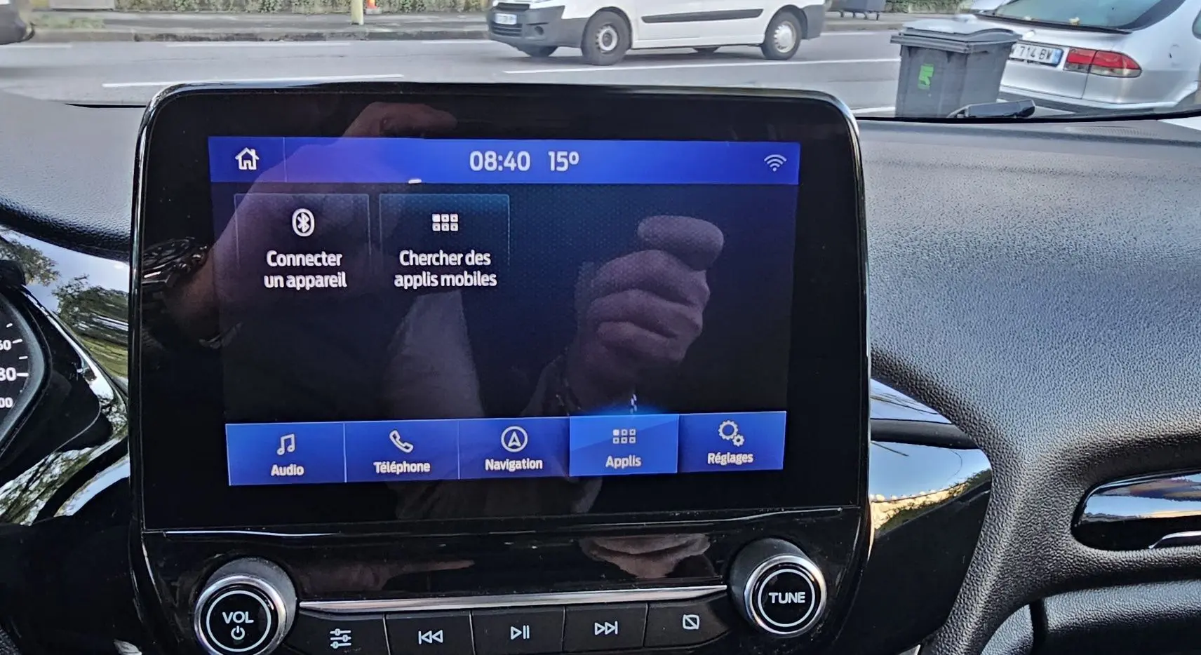 Écran tactile central de la Ford Fiesta 2021 affichant les options de connexion Bluetooth et applications mobiles.