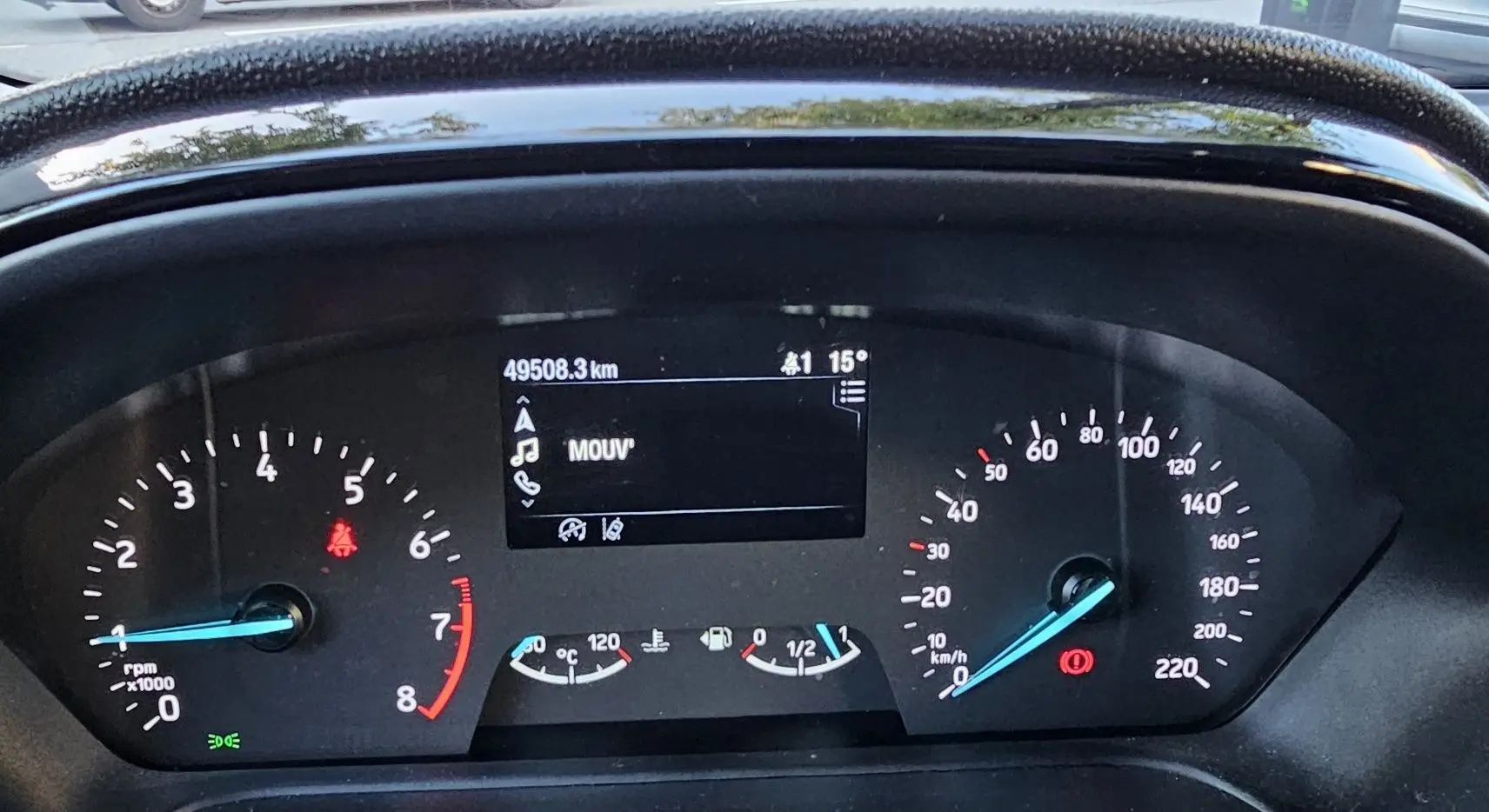 Vue rapprochée du tableau de bord digital de la Ford Fiesta 2021, affichant compte-tours, vitesse et écran central.