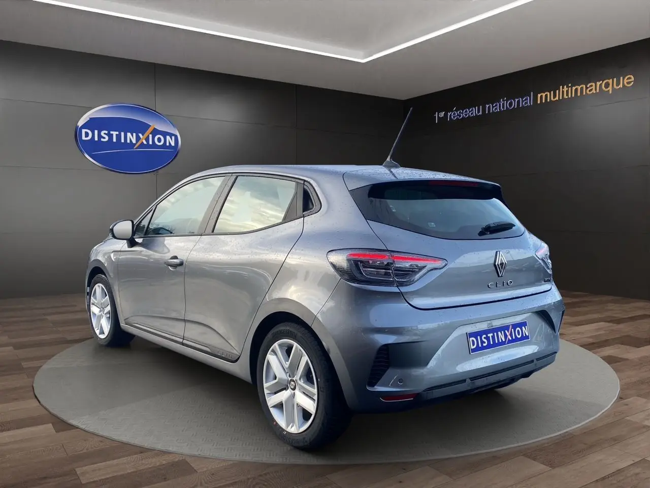Vue 3/4 arrière droite de la Renault Clio V E-Tech gris schiste, avec feux LED et jantes alliage visibles.