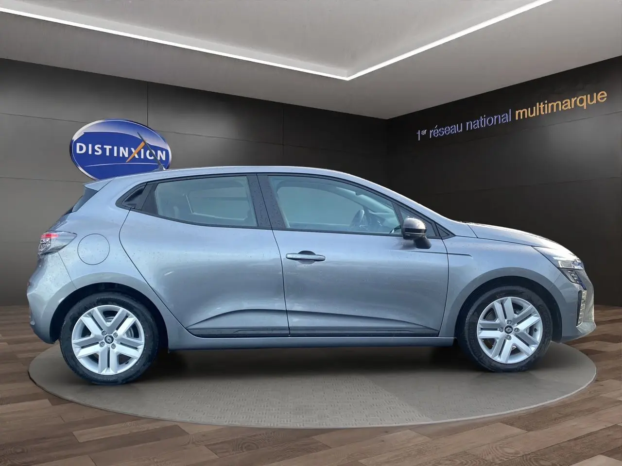 Profil côté gauche de la Renault Clio V E-Tech Full Hybrid gris schiste, avec jantes alliage et poignées de porte intégrées.