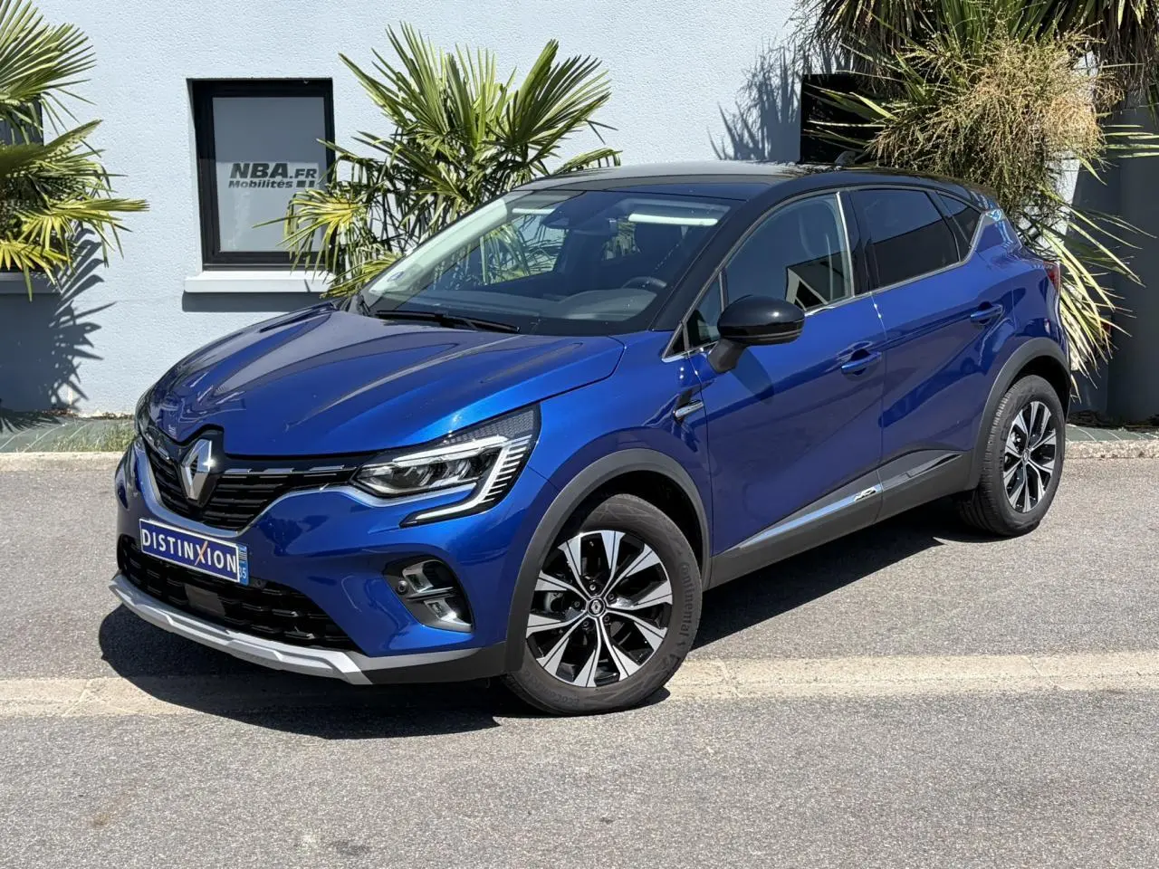 Renault Captur TCE 90 Techno bleu Iron avec toit noir, vue 3/4 avant mettant en valeur ses jantes alliage 17 pouces.