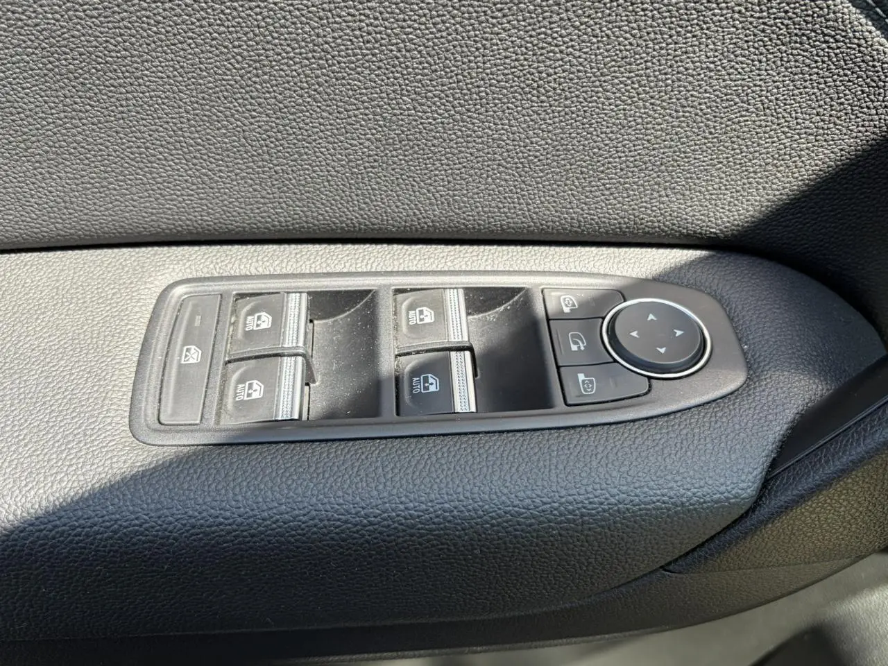Gros plan sur les commandes des vitres électriques et rétroviseurs sur la porte côté conducteur du Renault Captur 2024.