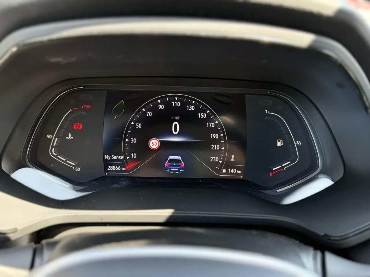 Vue rapprochée du tableau de bord numérique du Renault Captur 2024, affichant la vitesse et l'autonomie.
