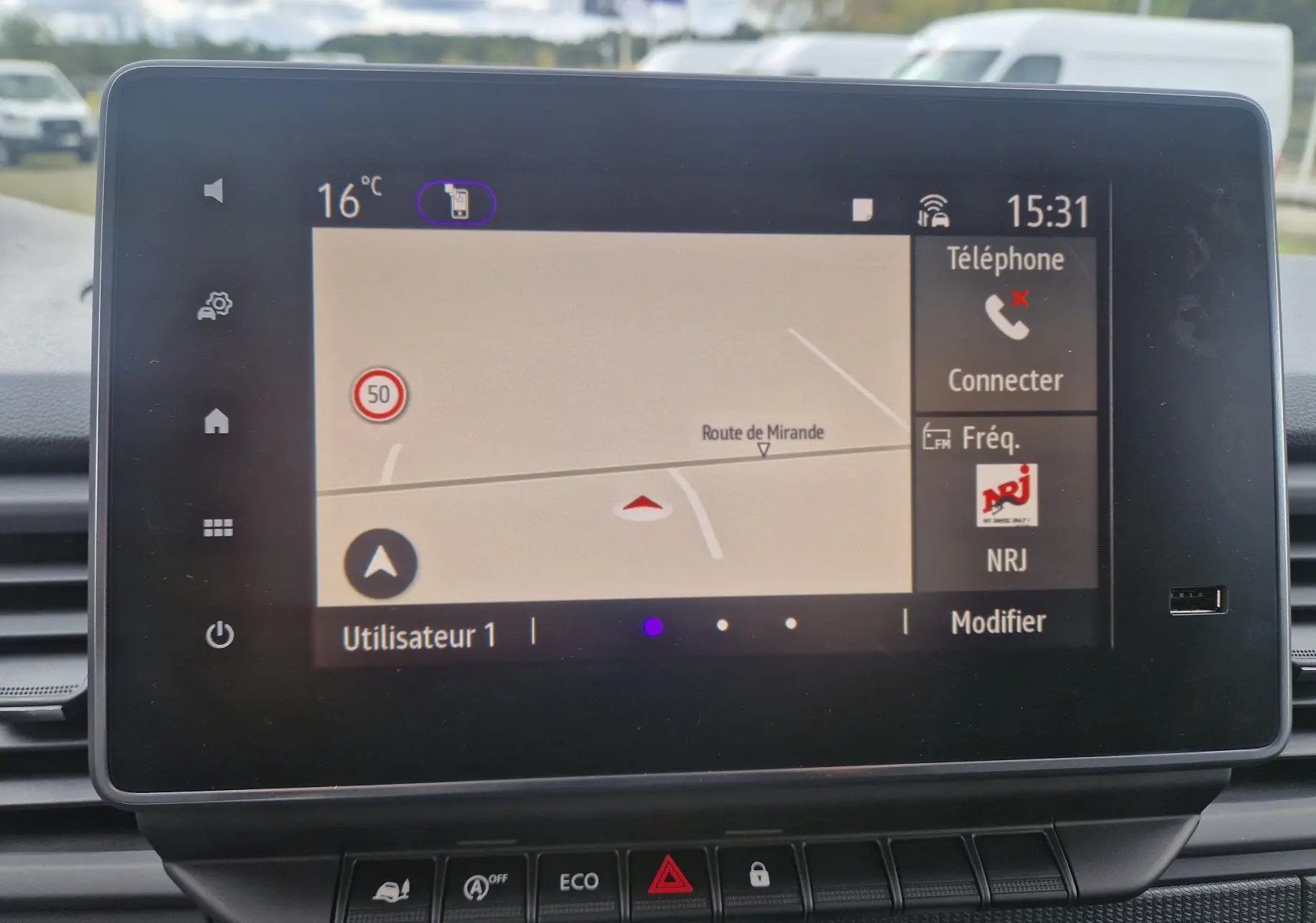 Écran tactile central du Renault Trafic Fourgon L1H1 2025 affichant navigation et options connectées.
