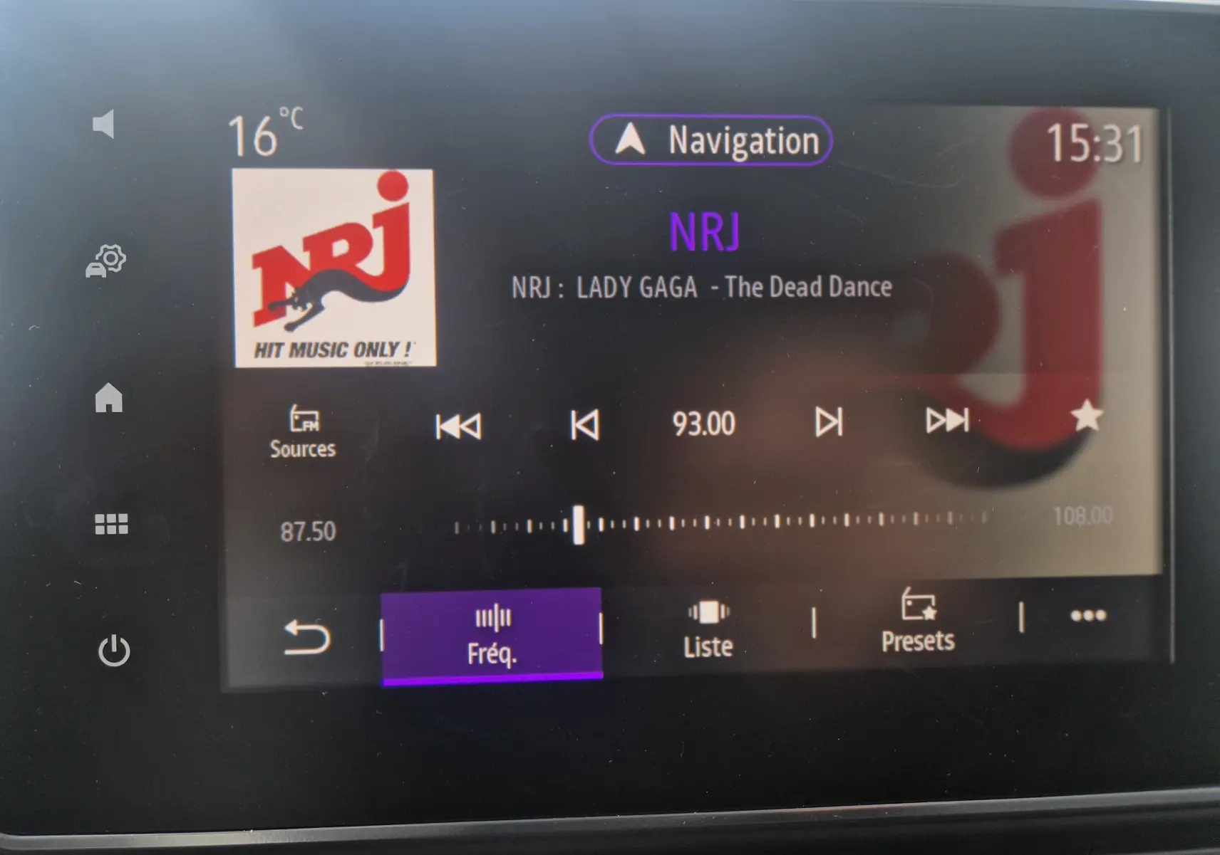 Écran tactile central du Renault Trafic Fourgon L1H1 2025 affichant la radio NRJ à 93.00 FM, interface moderne et claire.