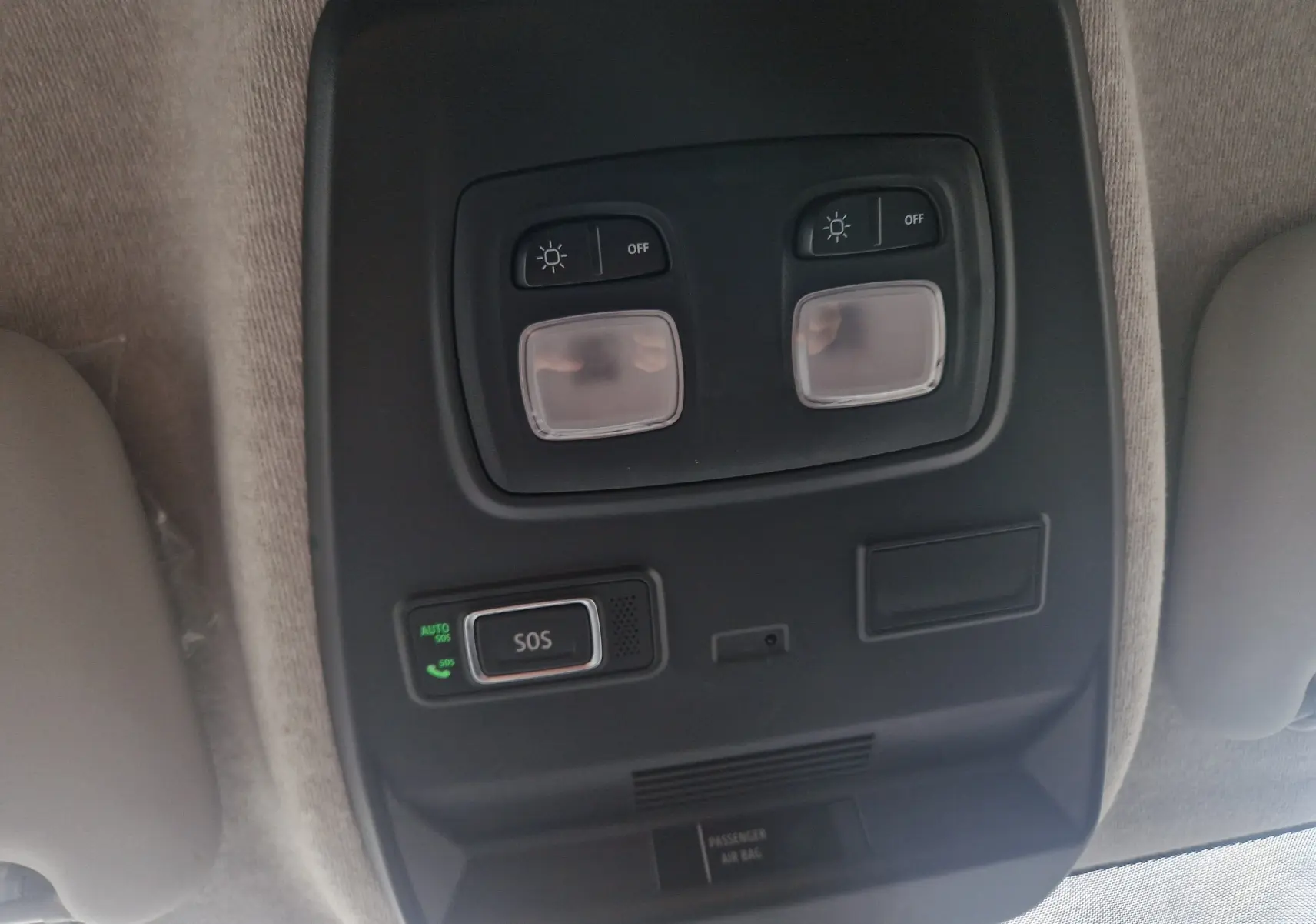 Plafonnier intérieur du Renault Trafic Fourgon gris urbain 2025 avec commandes d'éclairage et bouton SOS visible en gros plan.