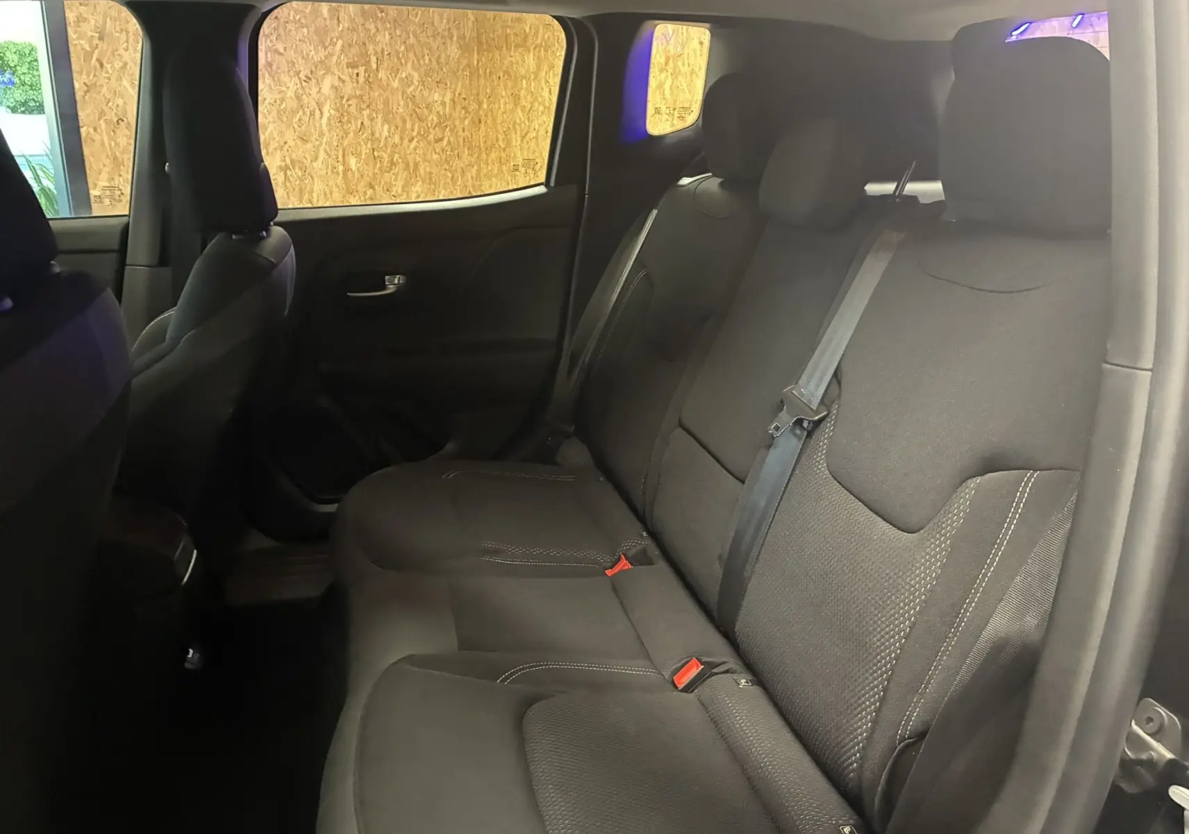 Vue intérieure côté droit des sièges arrière noirs du Jeep Renegade 2019 avec ceinture de sécurité visible.