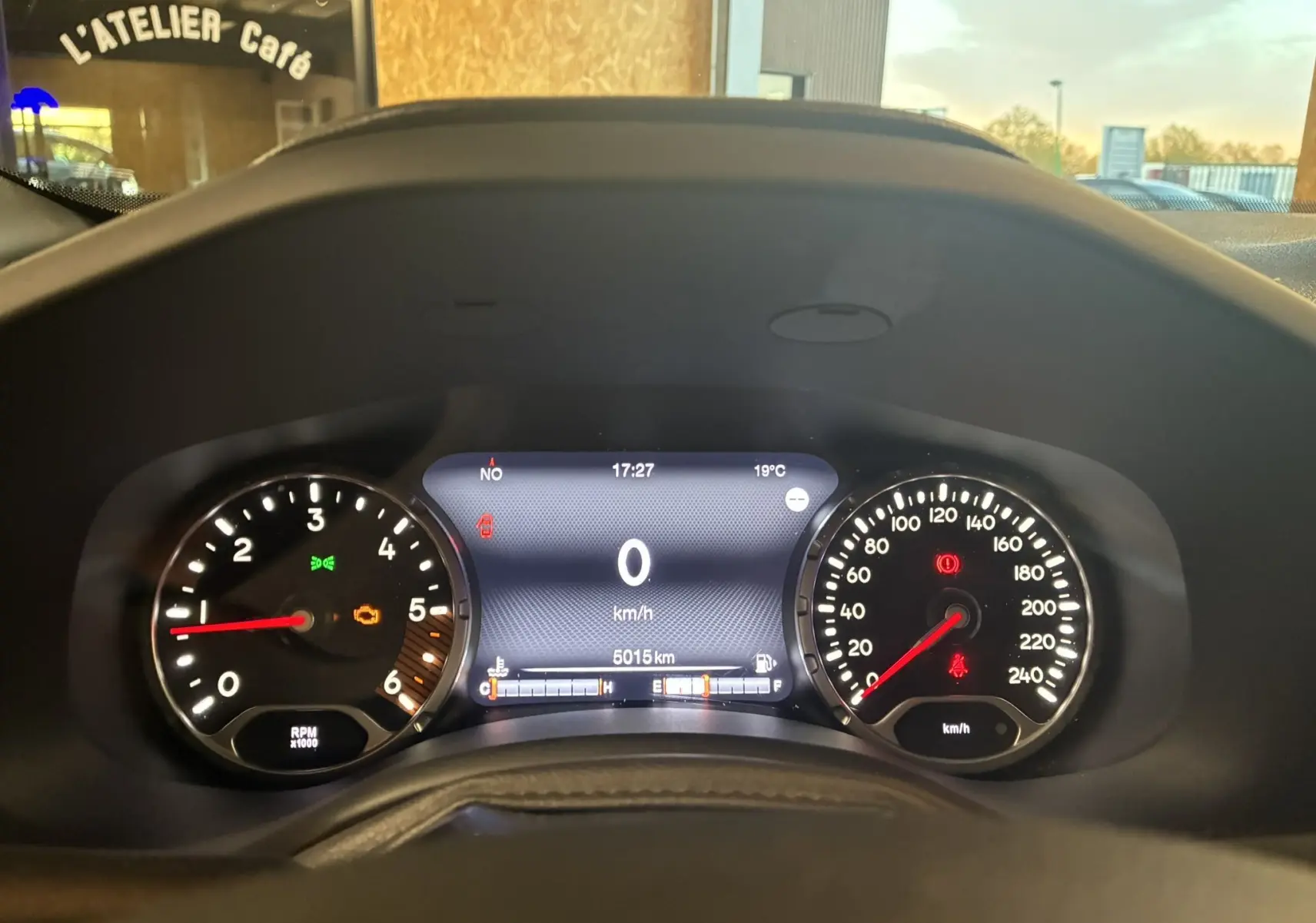 Tableau de bord du Jeep Renegade noir 2019, affichant 0 km/h et 5015 km au compteur digital.