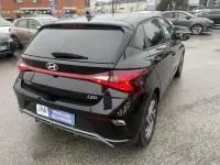 Vue 3/4 arrière droite de la Hyundai i20 2025 noire Phantom Metal avec feux LED et caméra de recul visible.