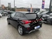 Vue 3/4 arrière droite de la Hyundai i20 2025 noire Phantom Metal avec feux LED et jantes alliage 16 pouces visibles.