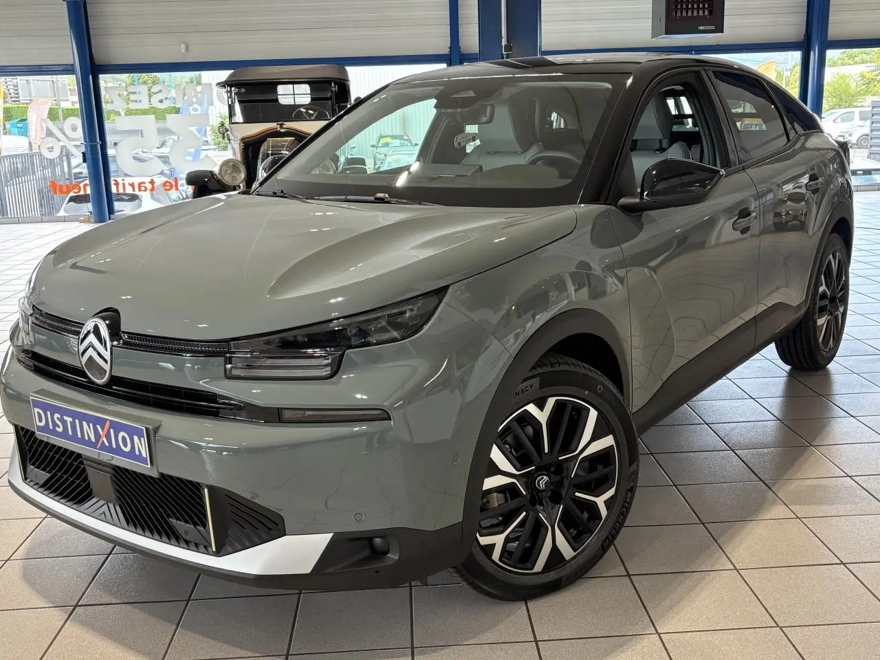 Citroën C4 vert Manhattan, vue 3/4 avant droit, toit noir bi-ton et jantes alliage 18 pouces visibles.