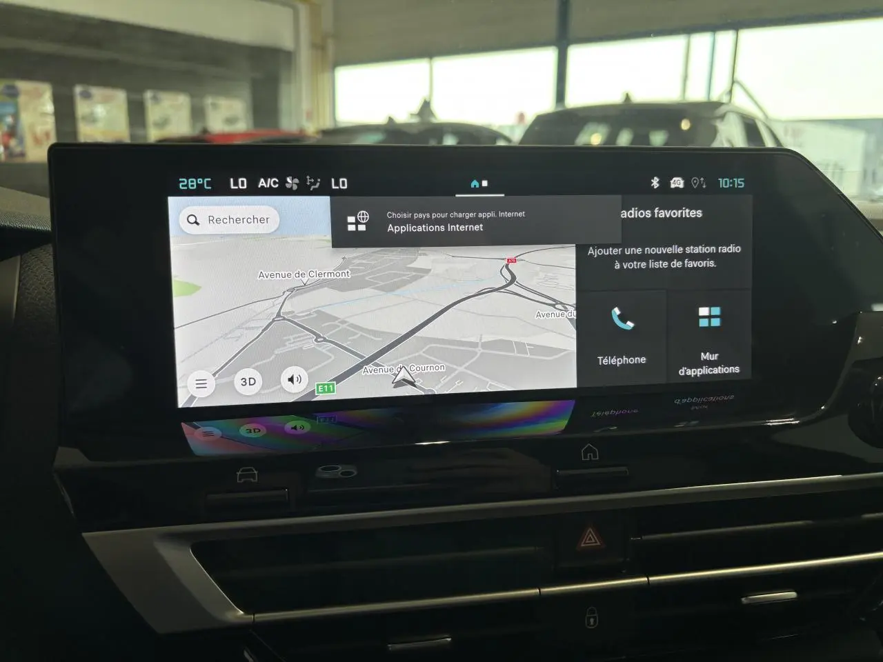 Je ne vois pas de véhicule sur cette image, mais un écran tactile du système de navigation et multimédia intérieur.