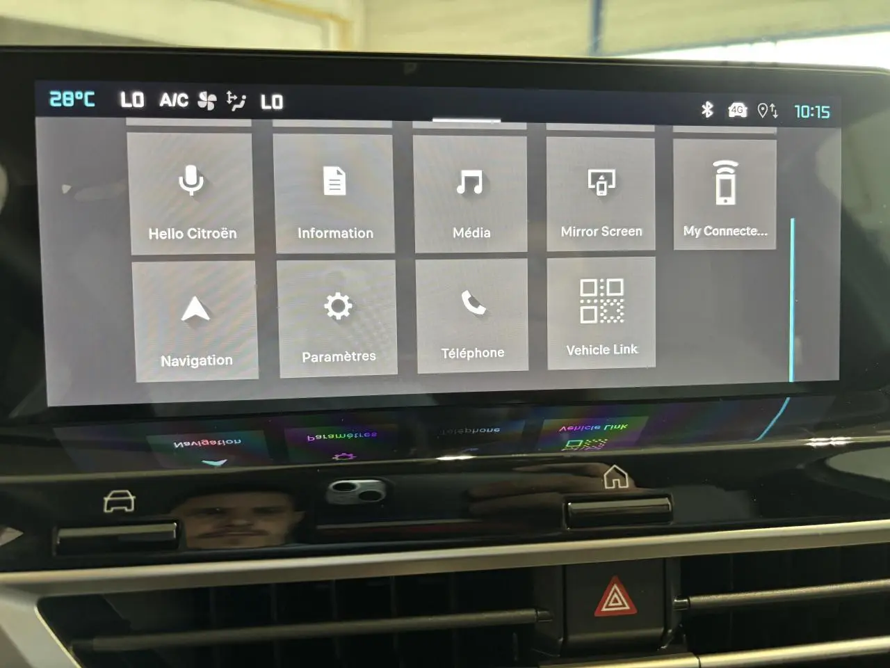Écran tactile central de la Citroën C4 2026 affichant le menu principal avec icônes claires et interface moderne.