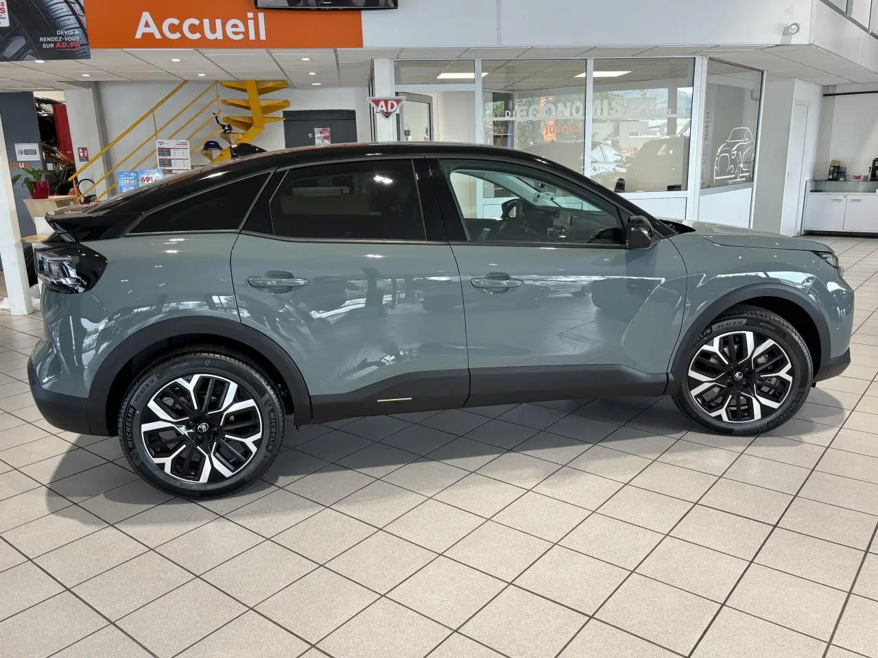 Vue de profil droit de la Citroën C4 2026 vert Manhattan avec toit bi-ton noir et jantes alliage 18 pouces.