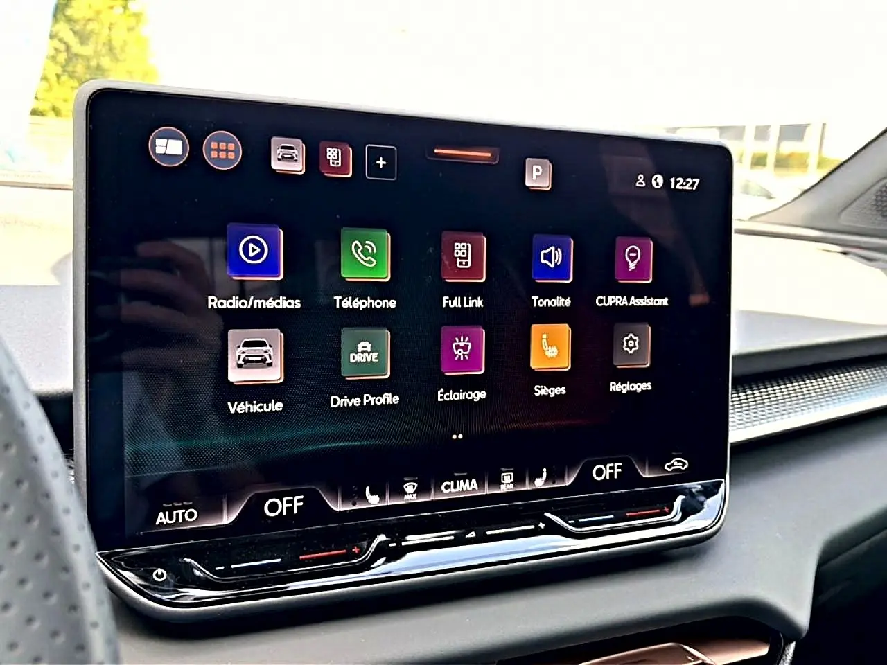 Écran tactile 12,9 pouces du tableau de bord de la CUPRA Terramar 2026, affichant les menus multimédia et véhicule.