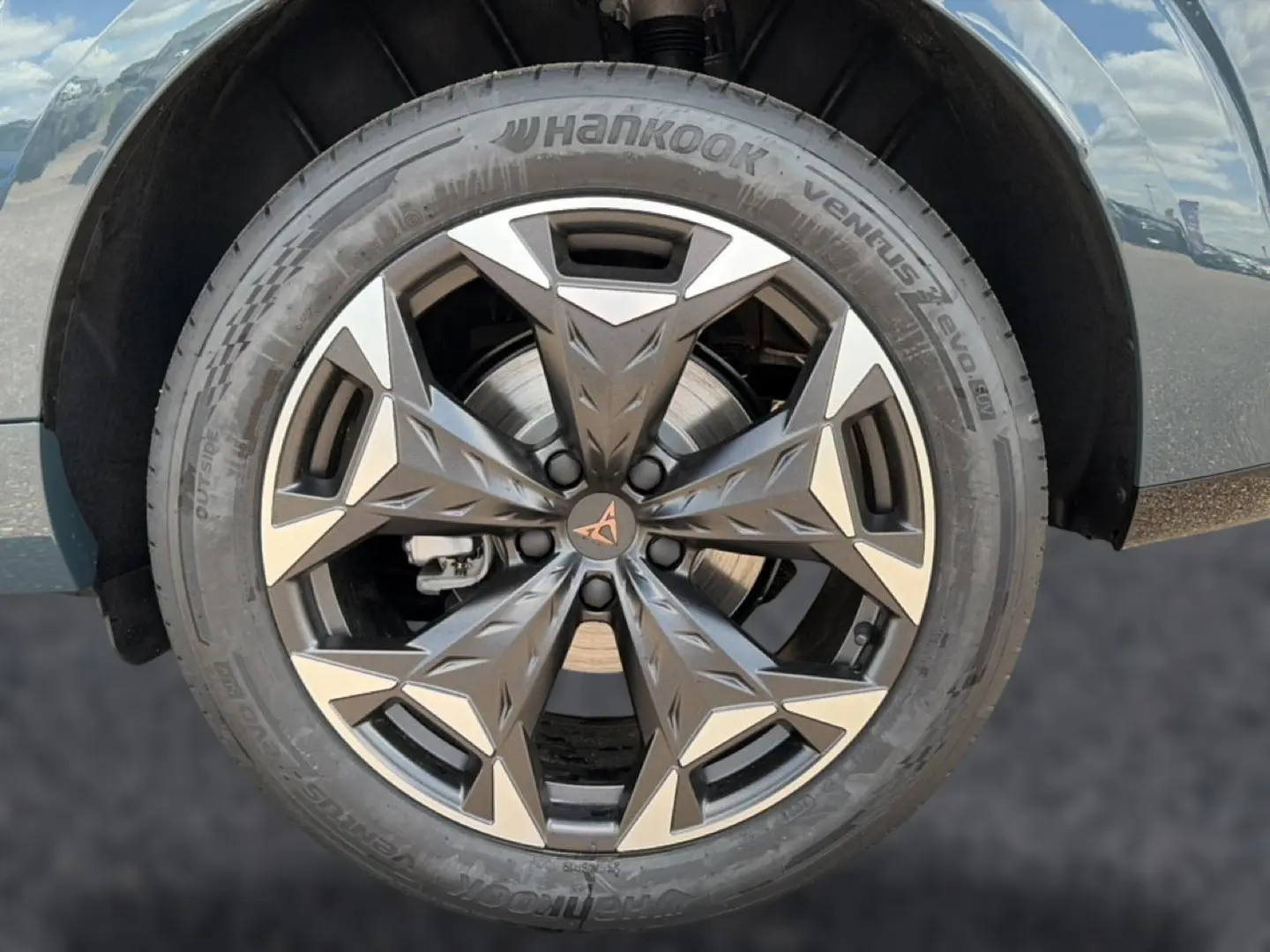 Gros plan sur la jante 19 pouces Cosmic usinée et pneu Hankook du côté avant droit de la CUPRA Terramar bleu fjord.