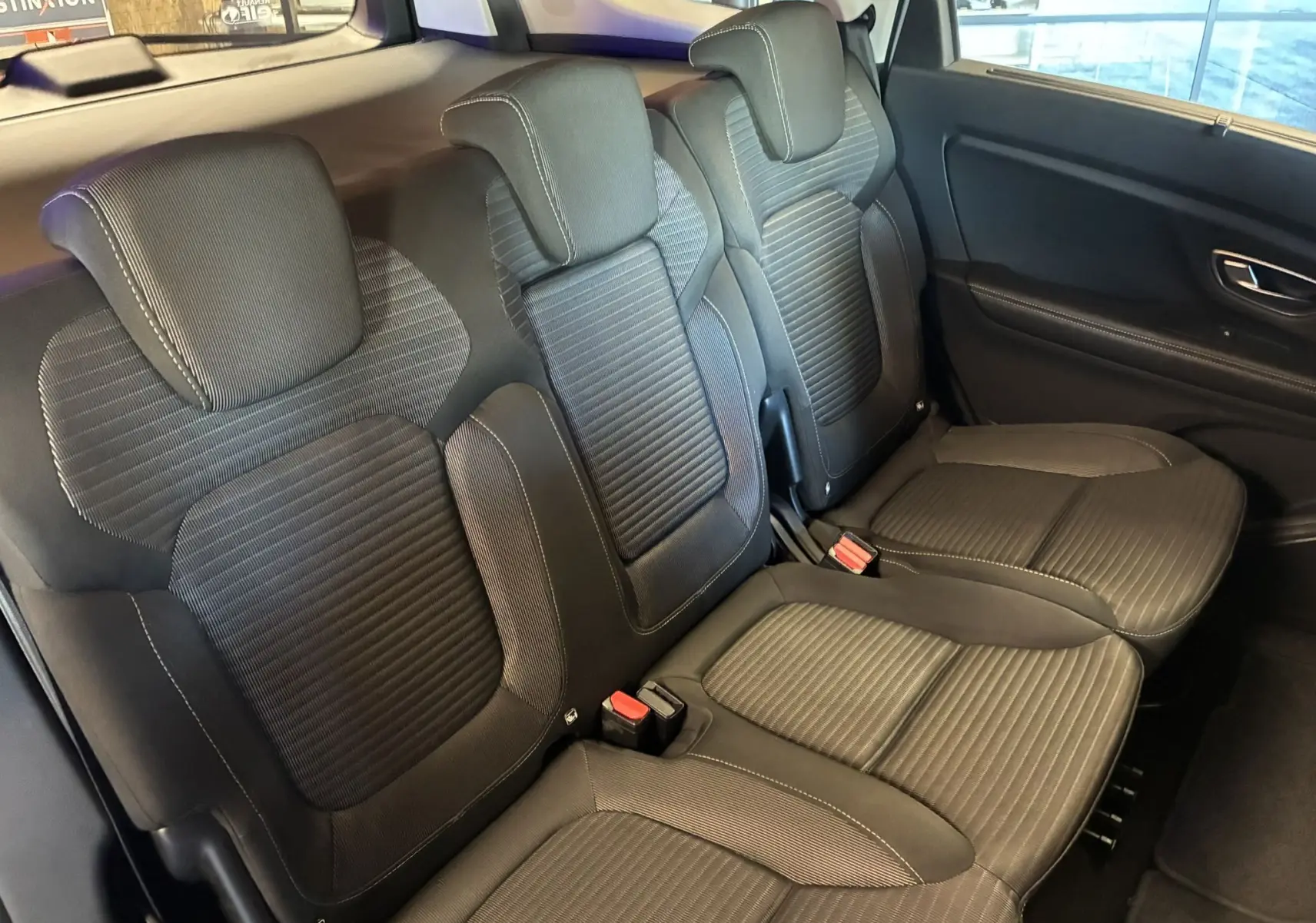 Vue intérieure des sièges arrière noirs en tissu du Renault Grand Scenic 1.5 DCI 110 Business gris de 2017, côté droit.