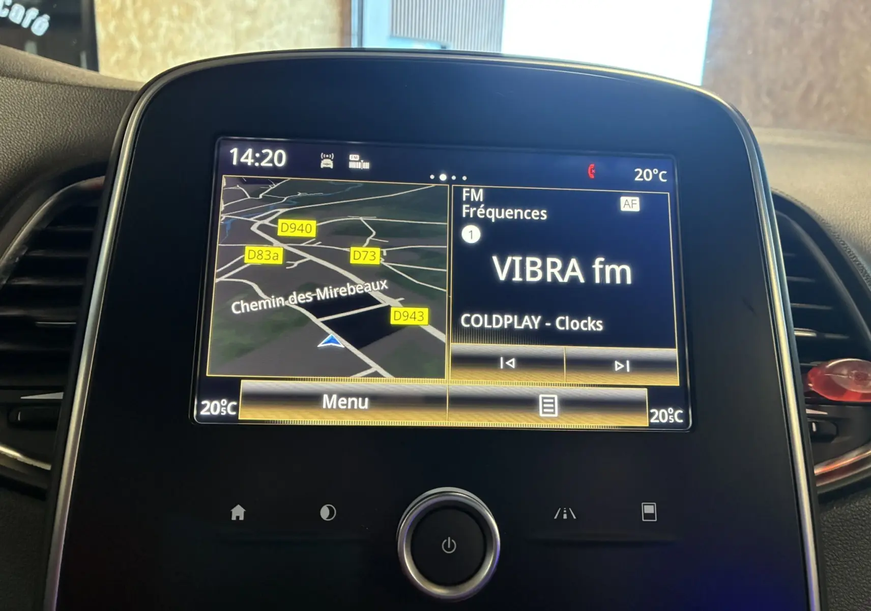 Écran tactile central du Renault Grand Scenic gris 2017 affichant la navigation et la radio VIBRA fm avec Coldplay en lecture.