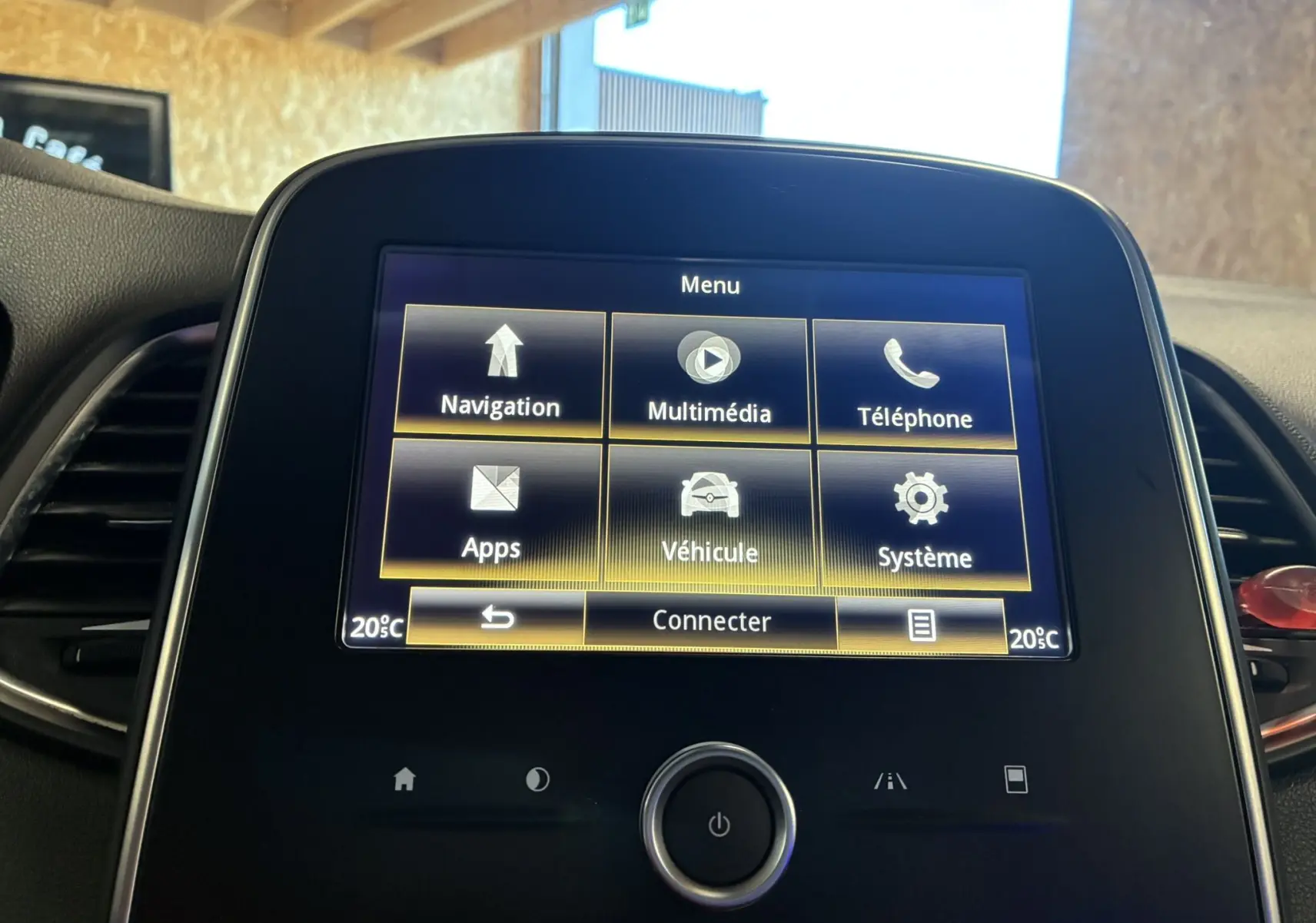 Écran tactile central du Renault Grand Scenic 1.5 dCi 110 Business de 2017 affichant le menu principal avec options connectées.