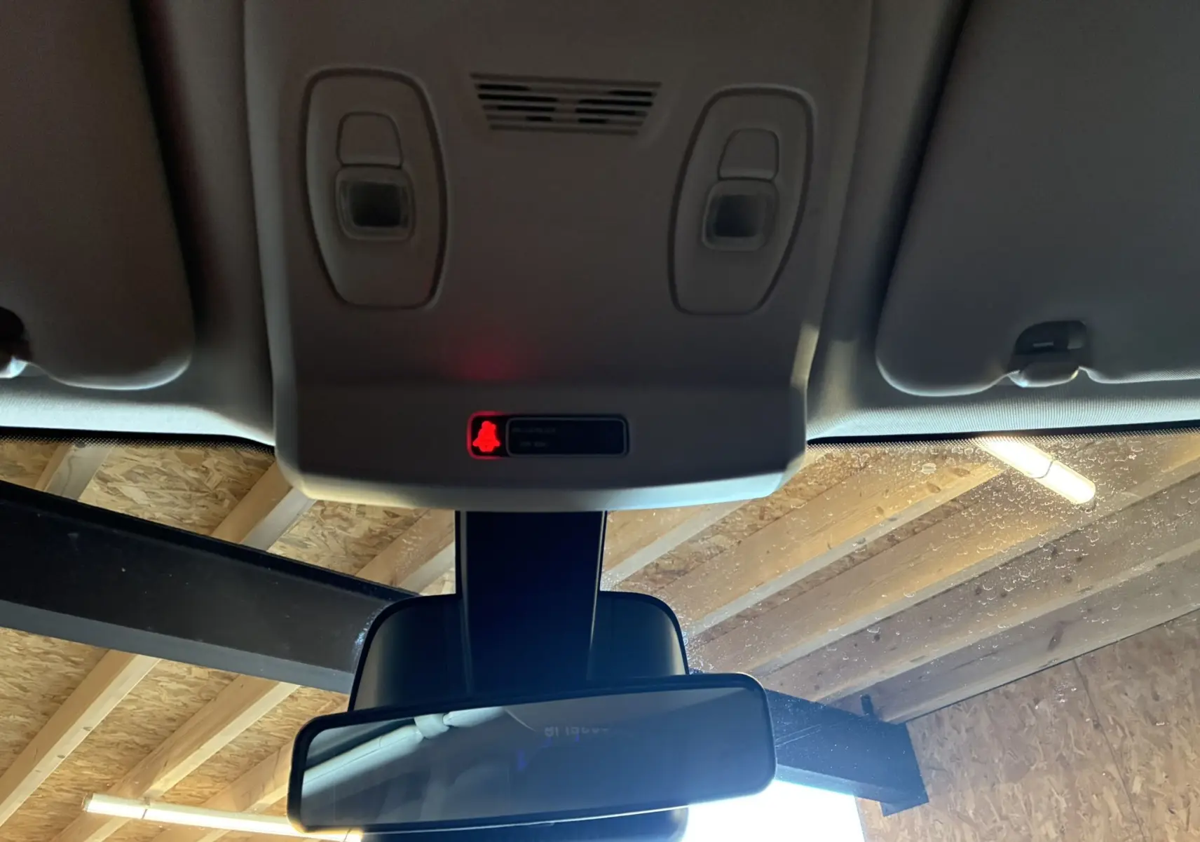 Vue rapprochée du plafonnier gris clair et du rétroviseur intérieur du Renault Grand Scenic 1.5 DCI 110 Business de 2017.