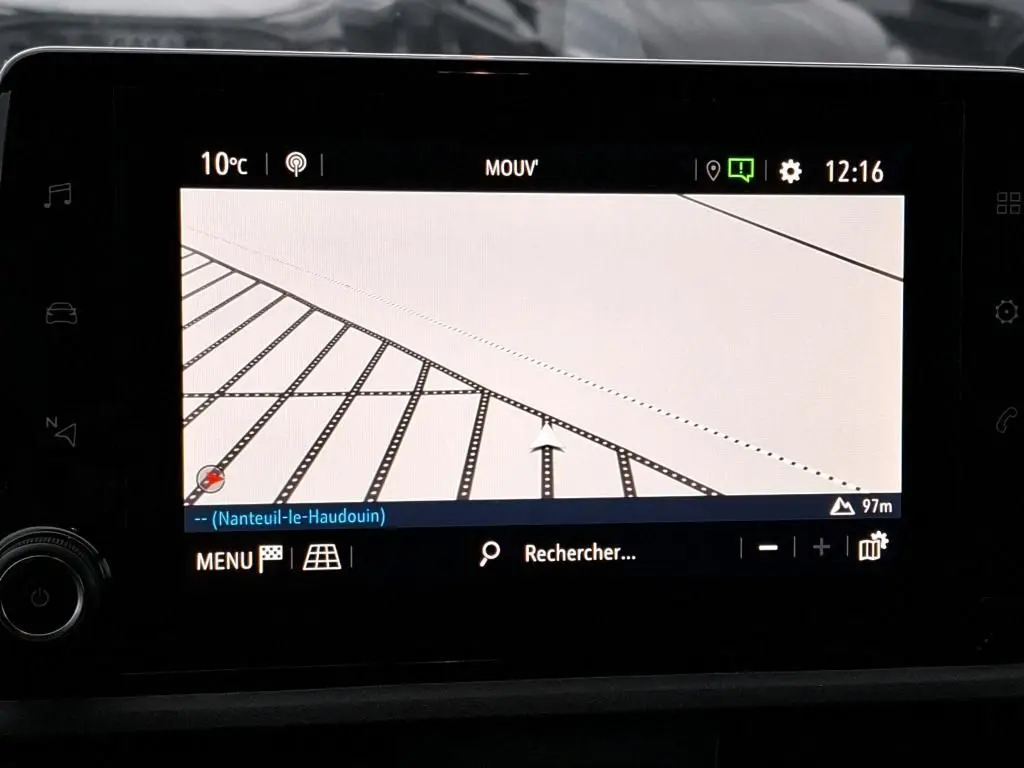 Écran de navigation du tableau de bord d'un Opel Combo Cargo blanc, affichant une carte en vue 2D.