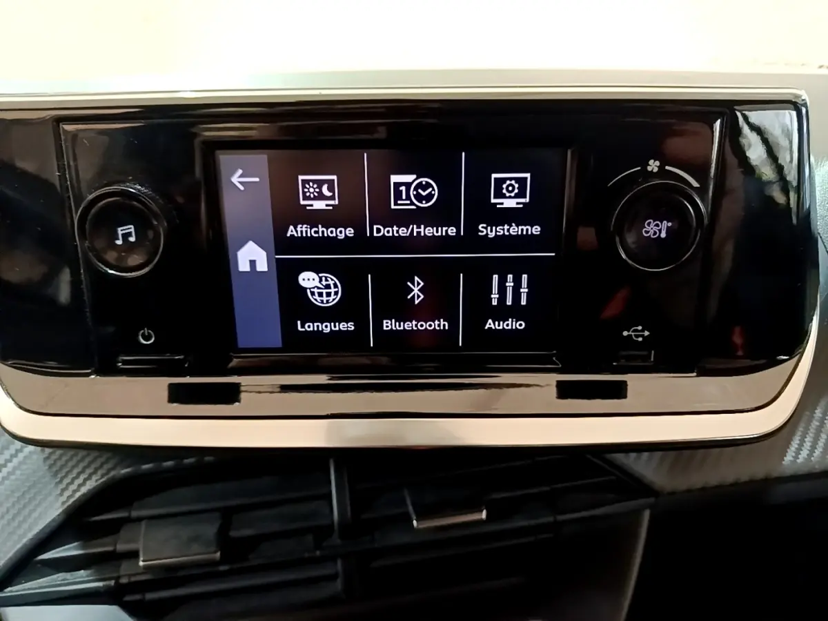 Écran tactile central de la Peugeot 208 1.5 BlueHDi 2022 affichant les options Bluetooth et audio, avec commandes autour.