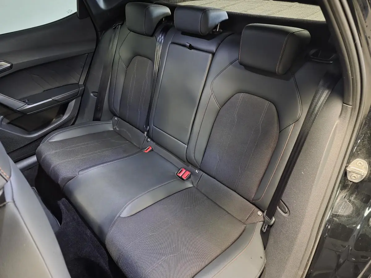 Vue intérieure côté droit des sièges arrière noirs en textile et cuir du CUPRA Formentor 1.4 e-Hybrid 2023.