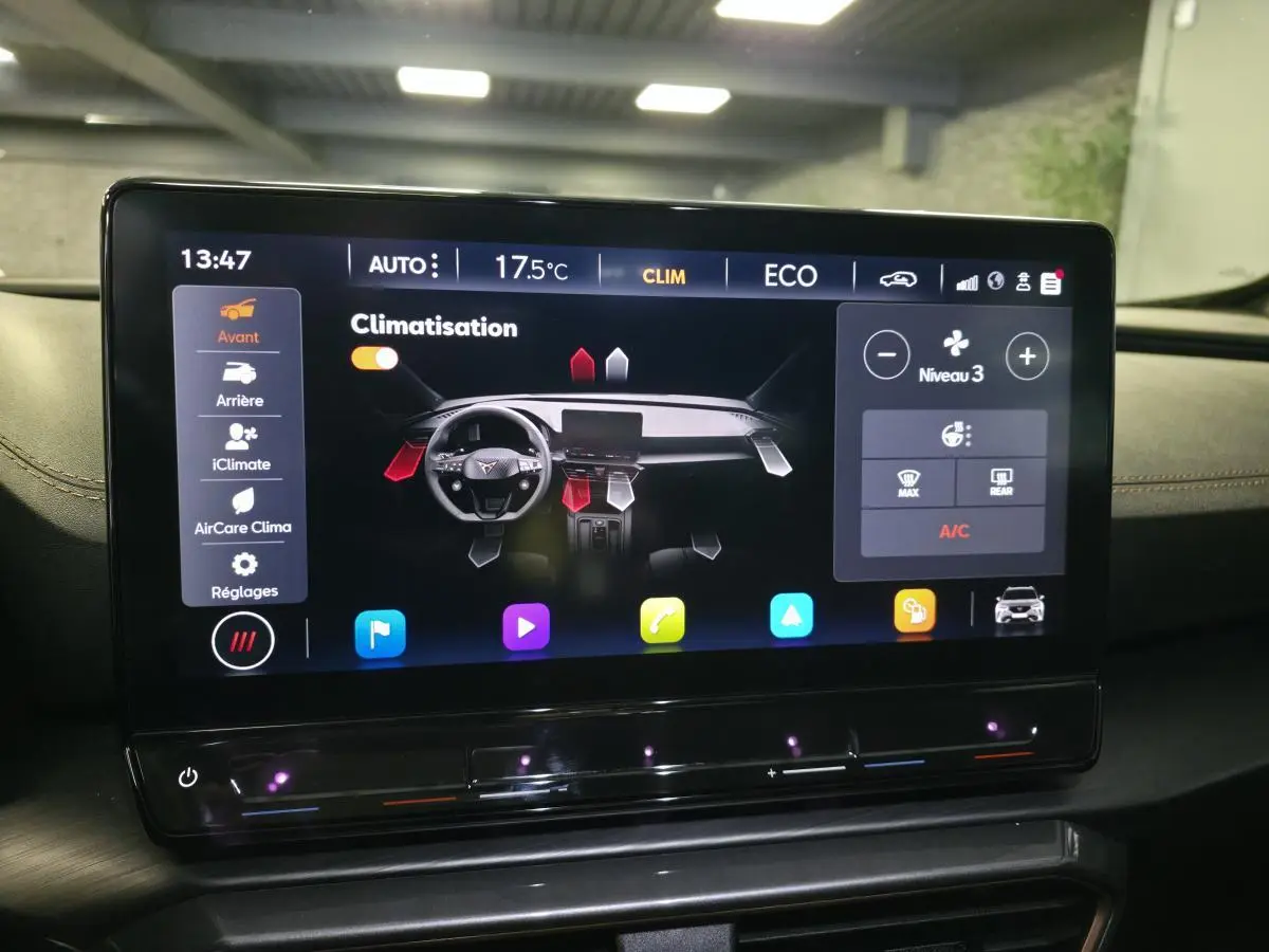 Écran tactile central du tableau de bord du CUPRA Formentor noir, affichant le menu climatisation en intérieur.