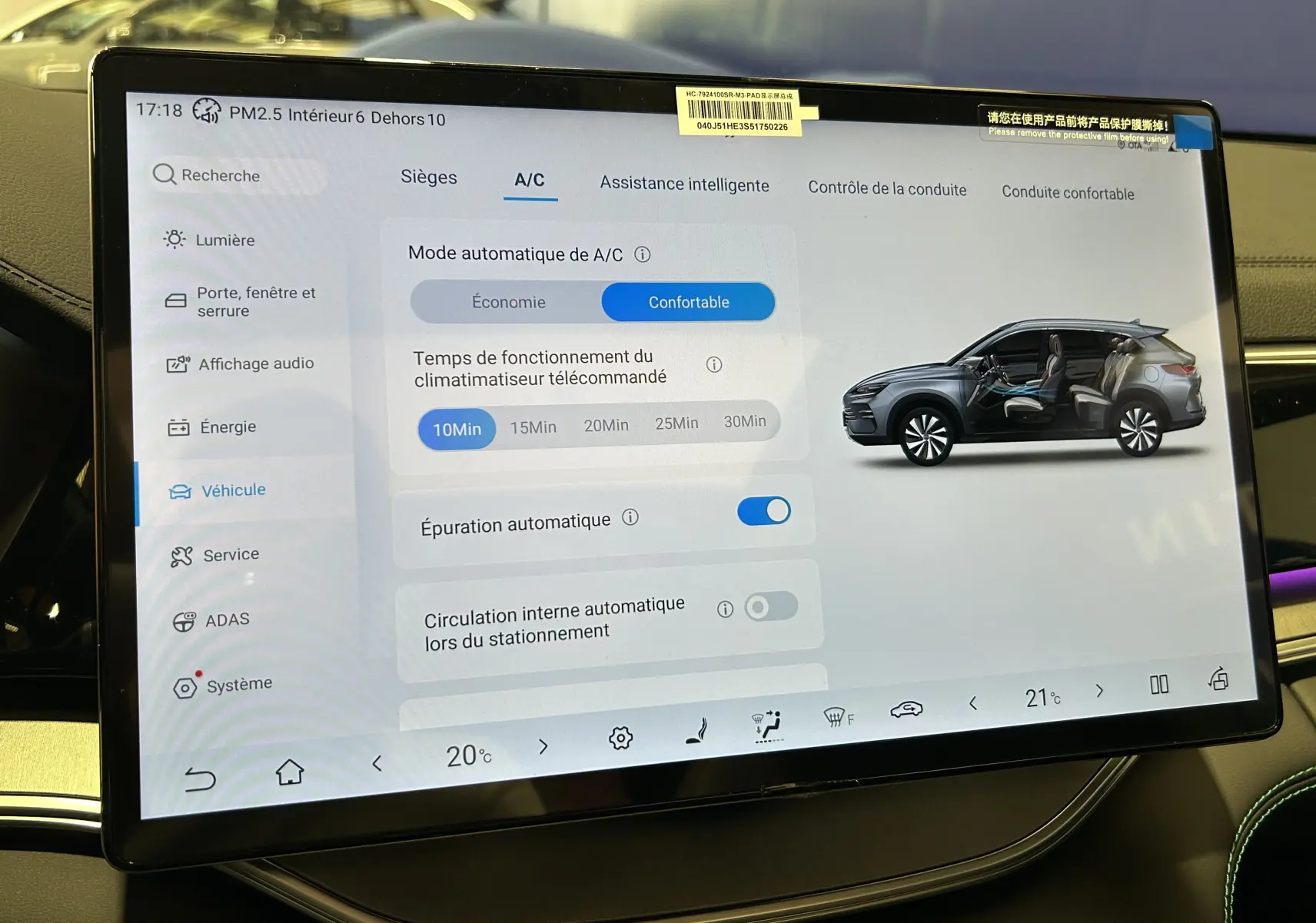 Écran tactile intérieur du BYD SEAL U affichant les réglages automatiques de climatisation et la vue latérale du véhicule gris.