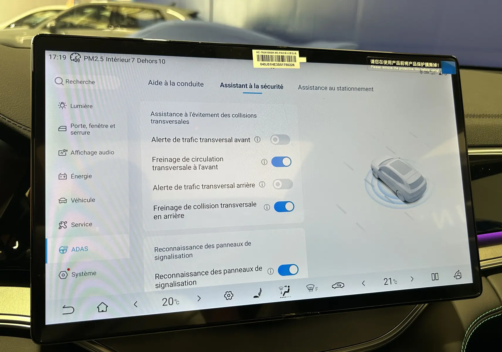 Écran tactile intérieur du BYD SEAL U affichant les réglages d'assistance à la sécurité et la reconnaissance des panneaux.