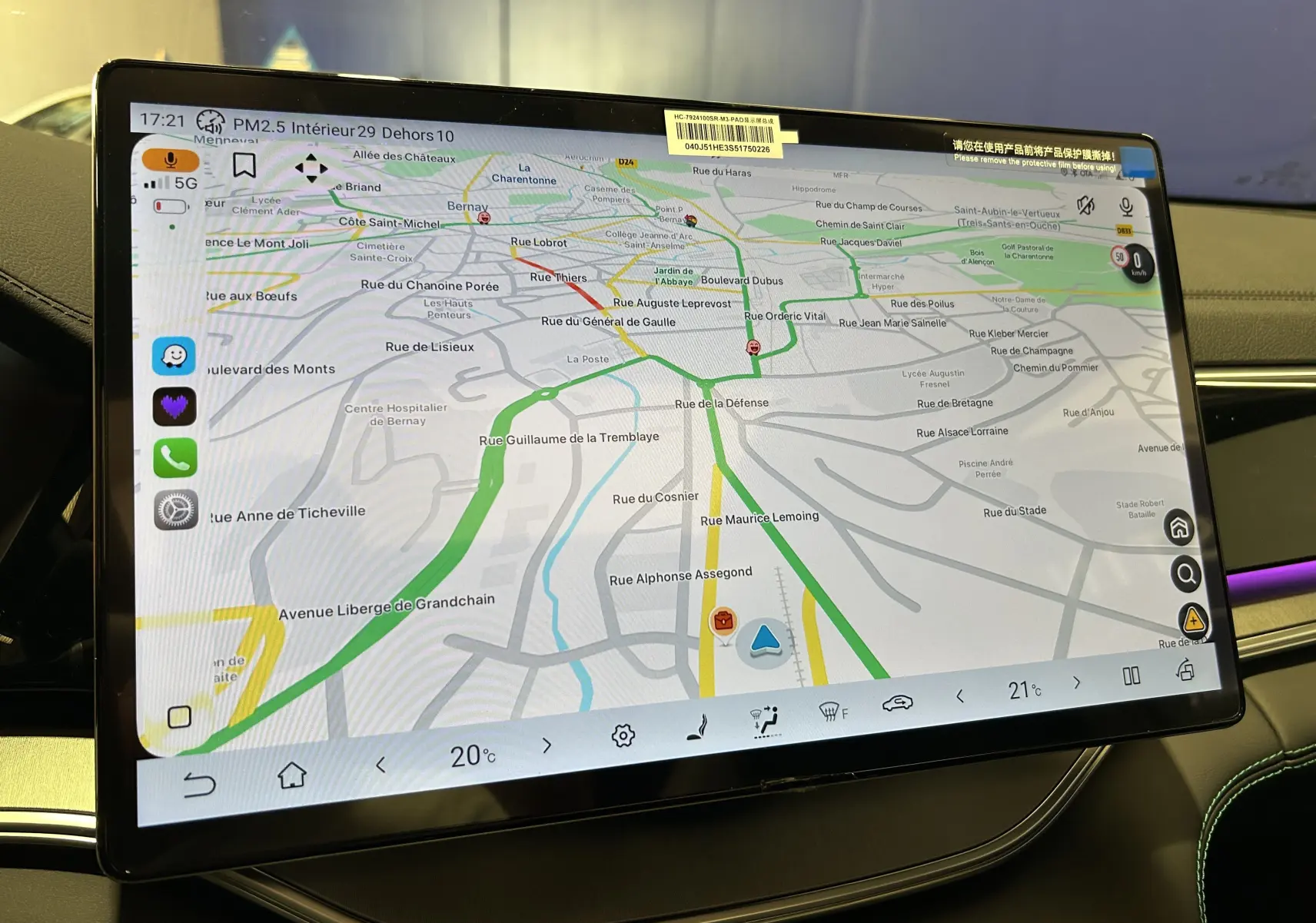 Écran tactile central du tableau de bord du BYD SEAL U 2025 affichant la navigation GPS en intérieur, avec éclairage d’ambiance violet.
