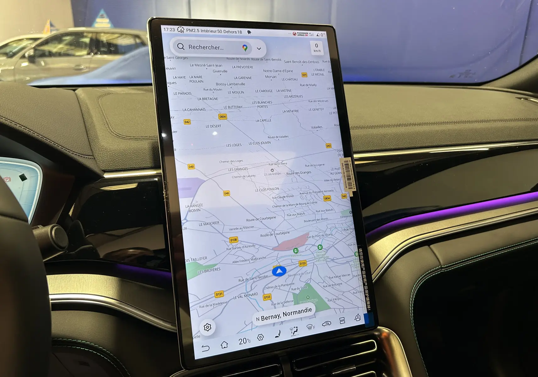 Vue intérieure du tableau de bord du BYD SEAL U 2025 avec écran tactile vertical et éclairage d'ambiance violet.