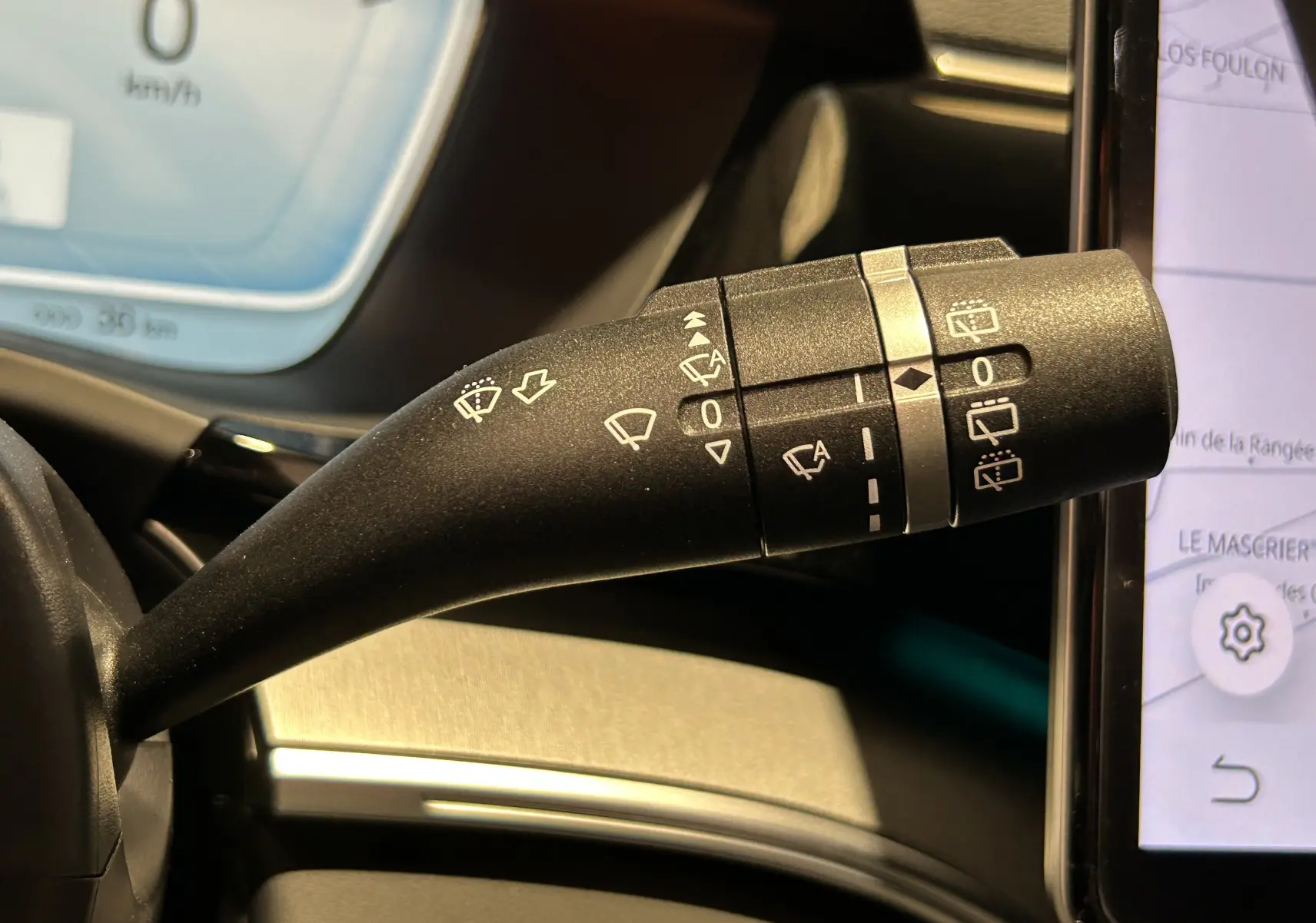 Gros plan sur la commande des essuie-glaces à gauche du volant dans l’habitacle du BYD SEAL U 2025.