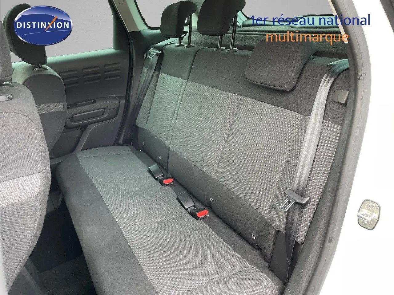 Banquette arrière en tissu gris noir vue côté droit dans un Citroën C3 Aircross blanc polaire 2023.