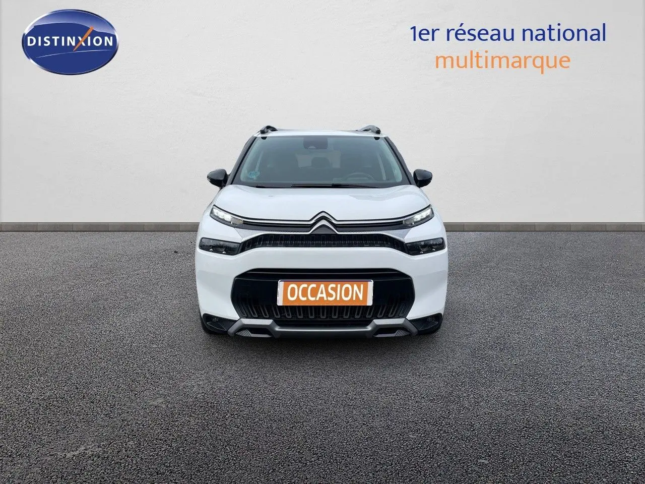 Vue frontale d'un Citroën C3 Aircross blanc polaire 2023 avec calandre noire et feux LED distinctifs.